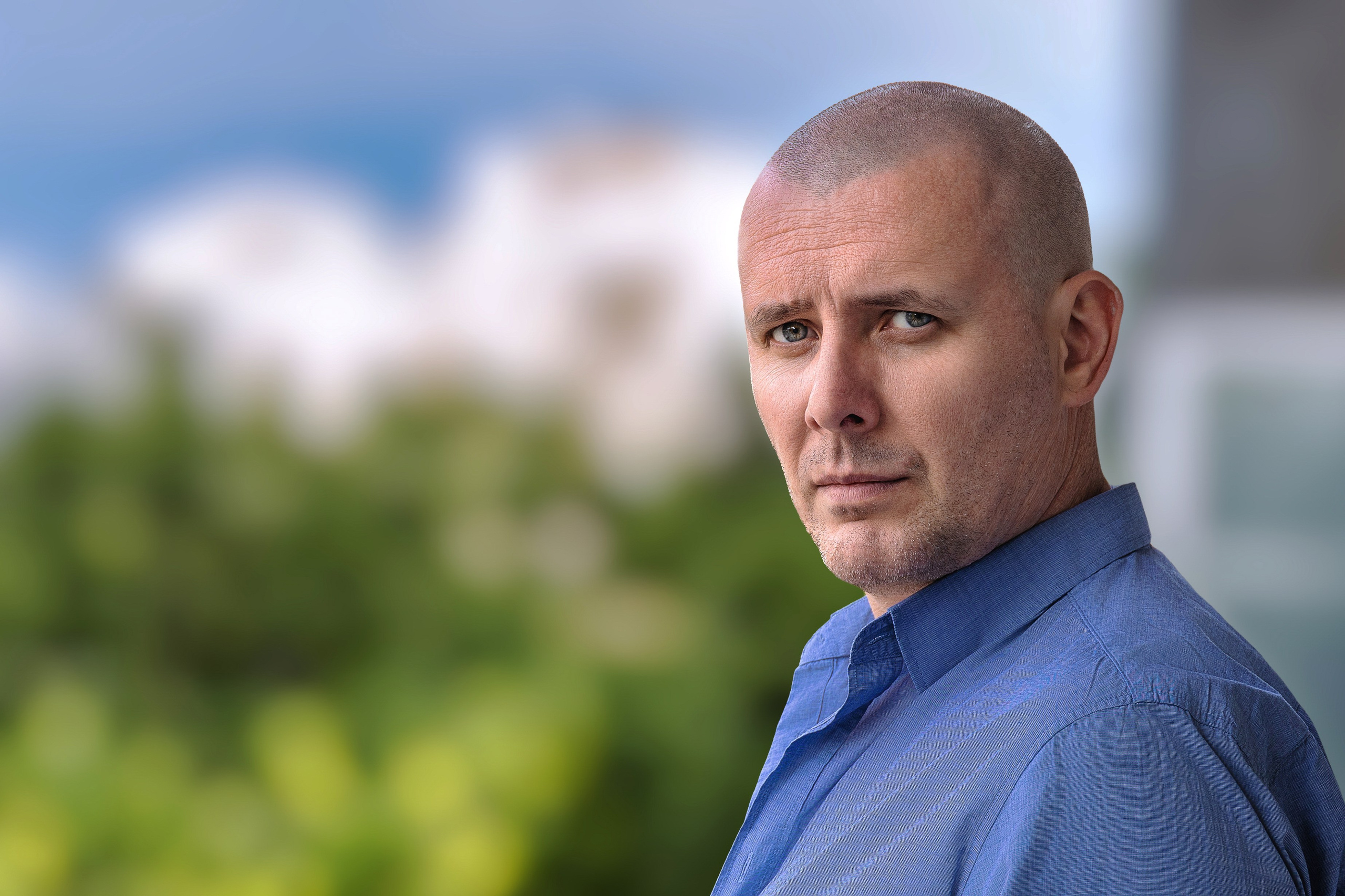 Copil alergând printre frunze – fotografie dinamică