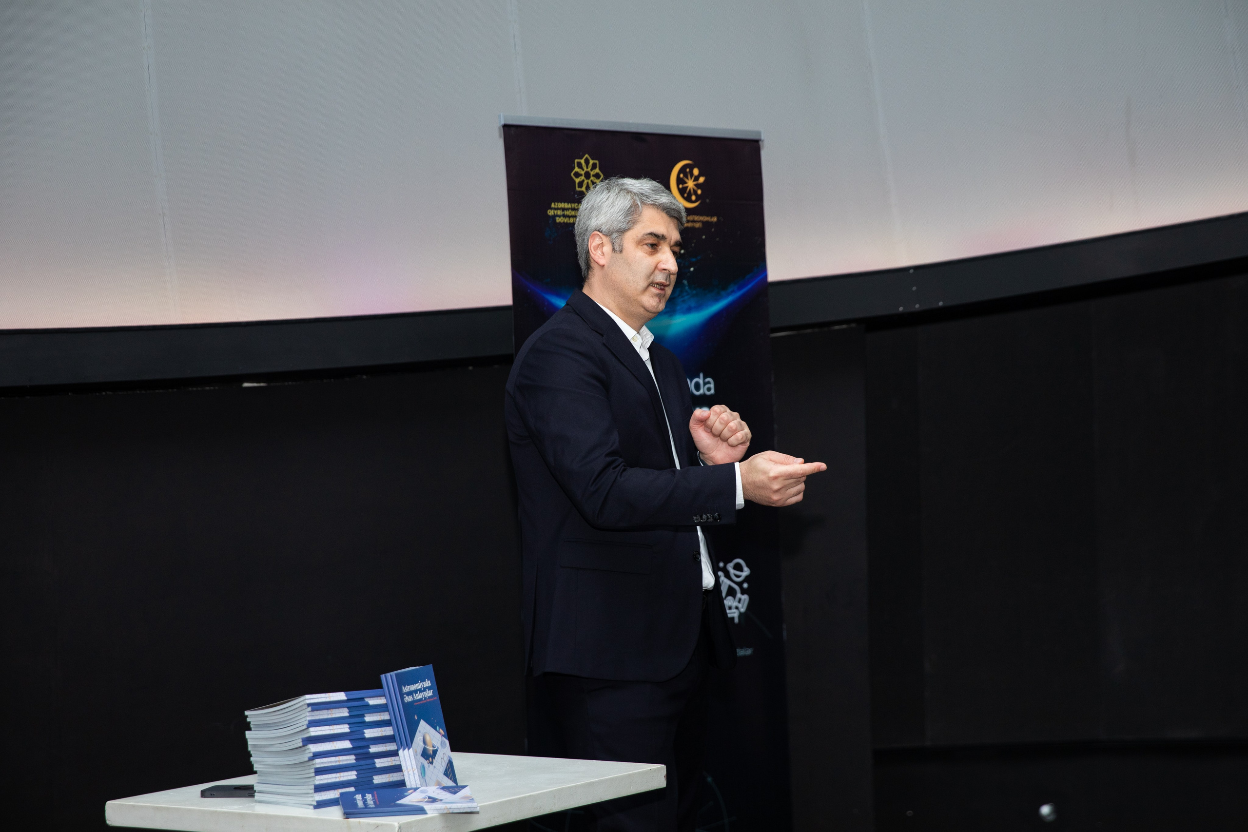 “Astronomiyada Əsas Anlayışlar” kitabının və “Fəza və Zamanın Elçiləri” filminin təqdimatı. Həvəskar Astronomlar Cəmiyyəti — Astronomy.az