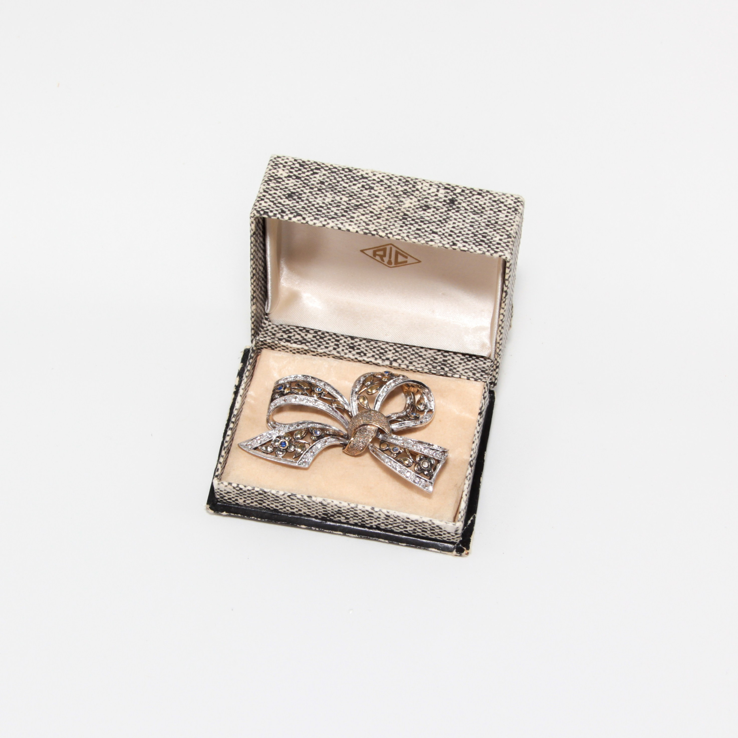 Ribbon. Современнные и актикварные украшения в Барселоне, Москве и Санкт-Петербурге