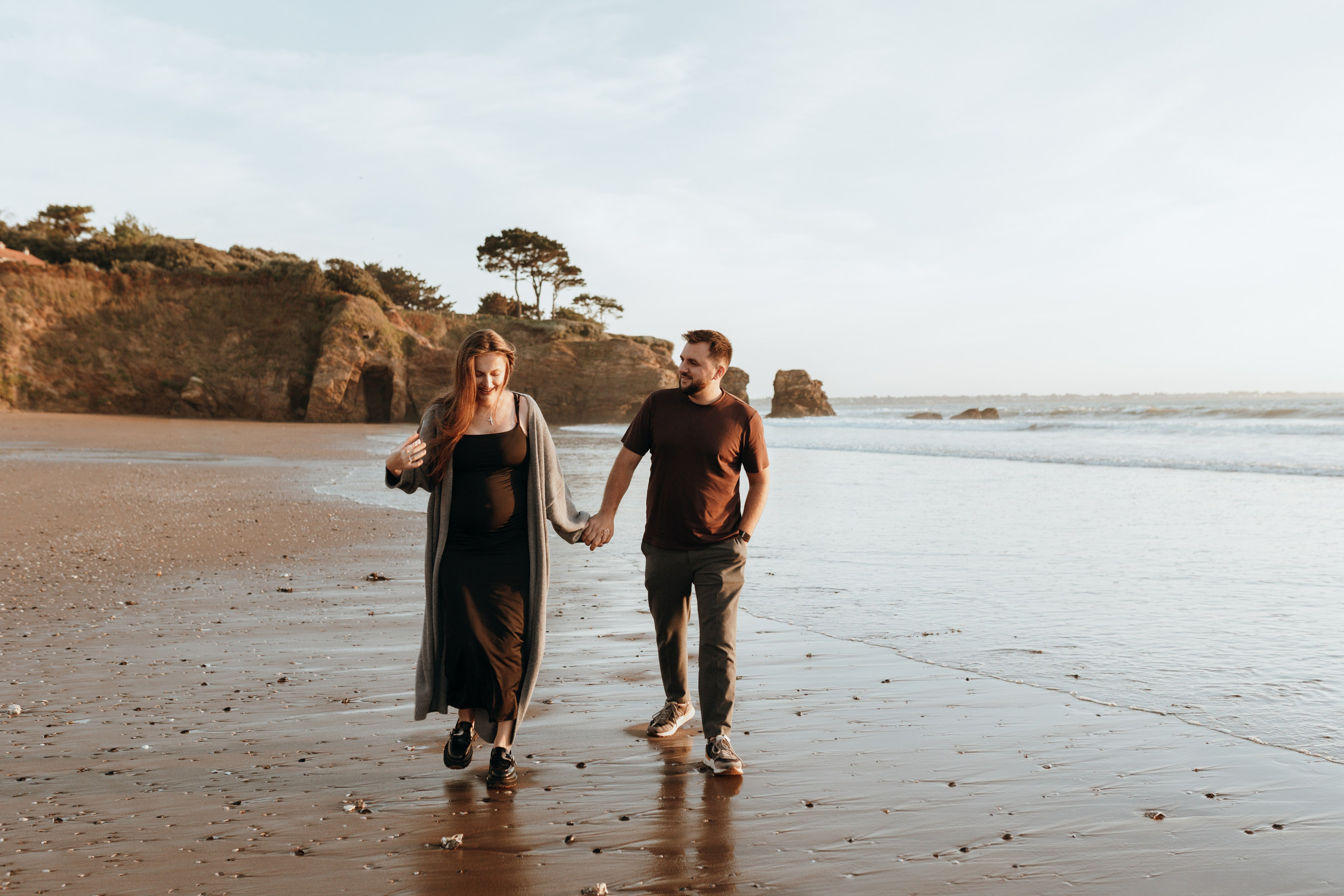 Sunset maternity photoshoot. Annah Louwagie — Lifestyle photographer for couples, families & brands | France & worldwide