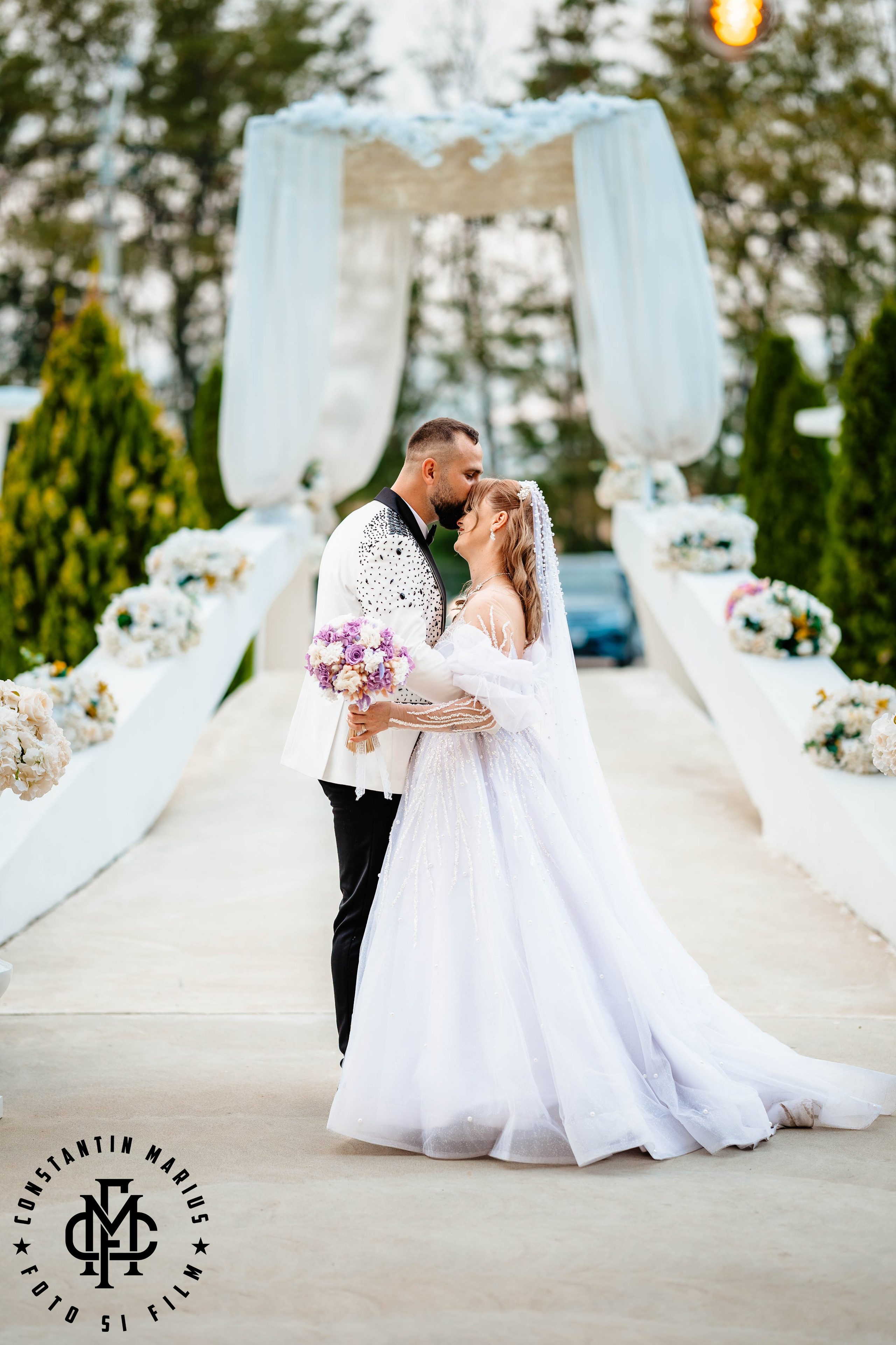 WEDDING PHOTOGRAPHY. DESPRE NOI