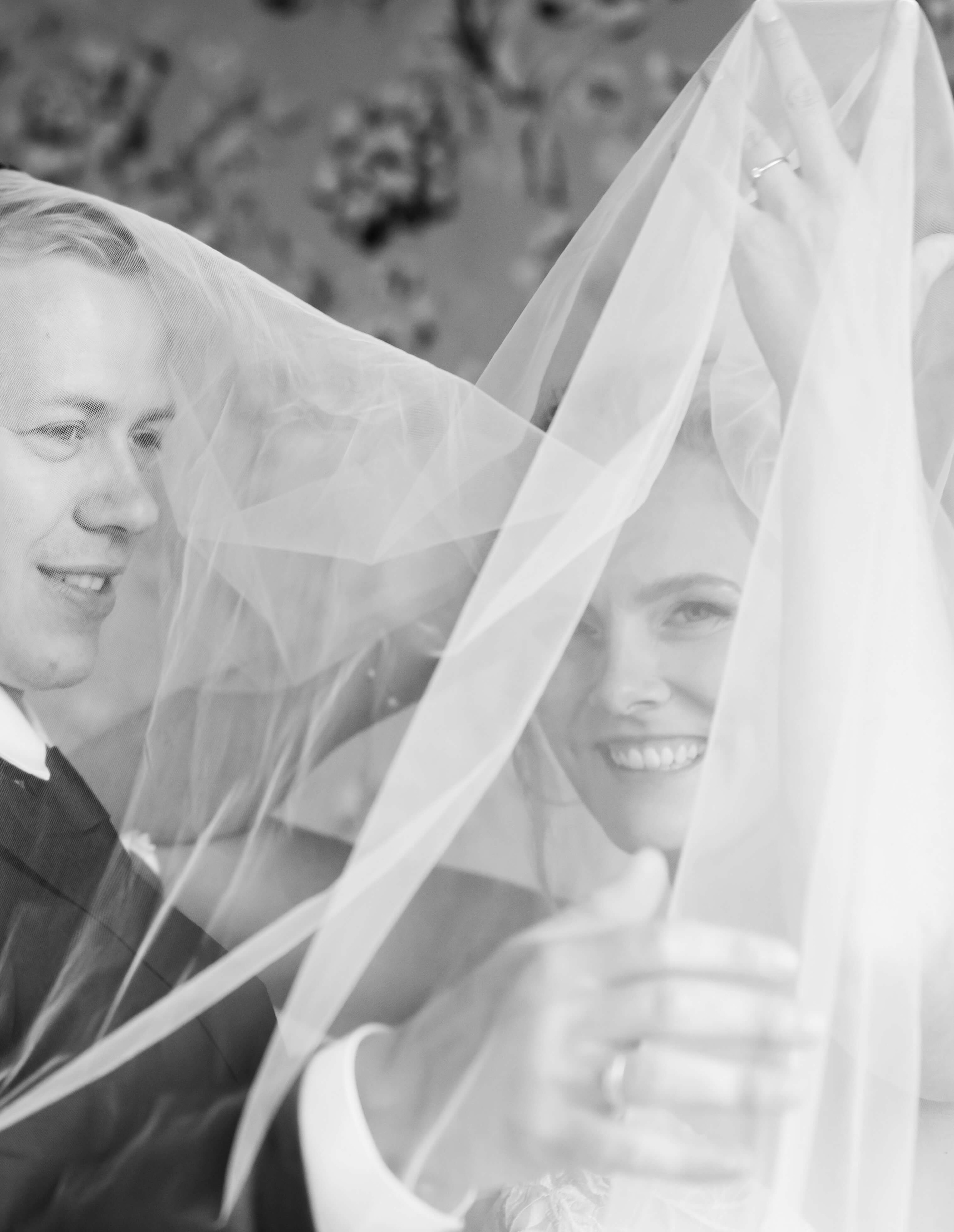 bryllupsfotograf Langesund, brud smiler til kamera