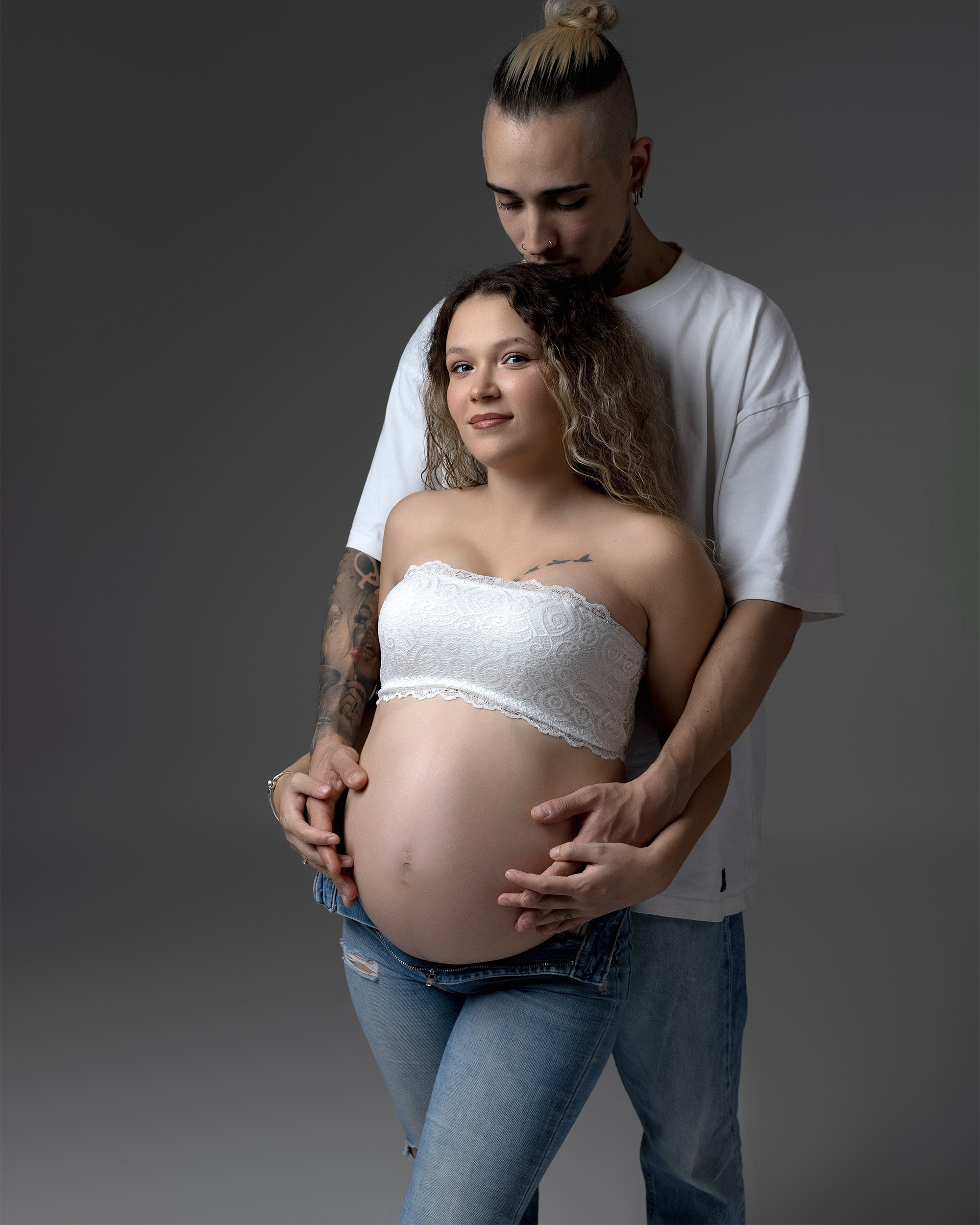 Embarazo y&nbsp;Maternidad sesiones de&nbsp;fotografía en&nbsp;estudio con pareja