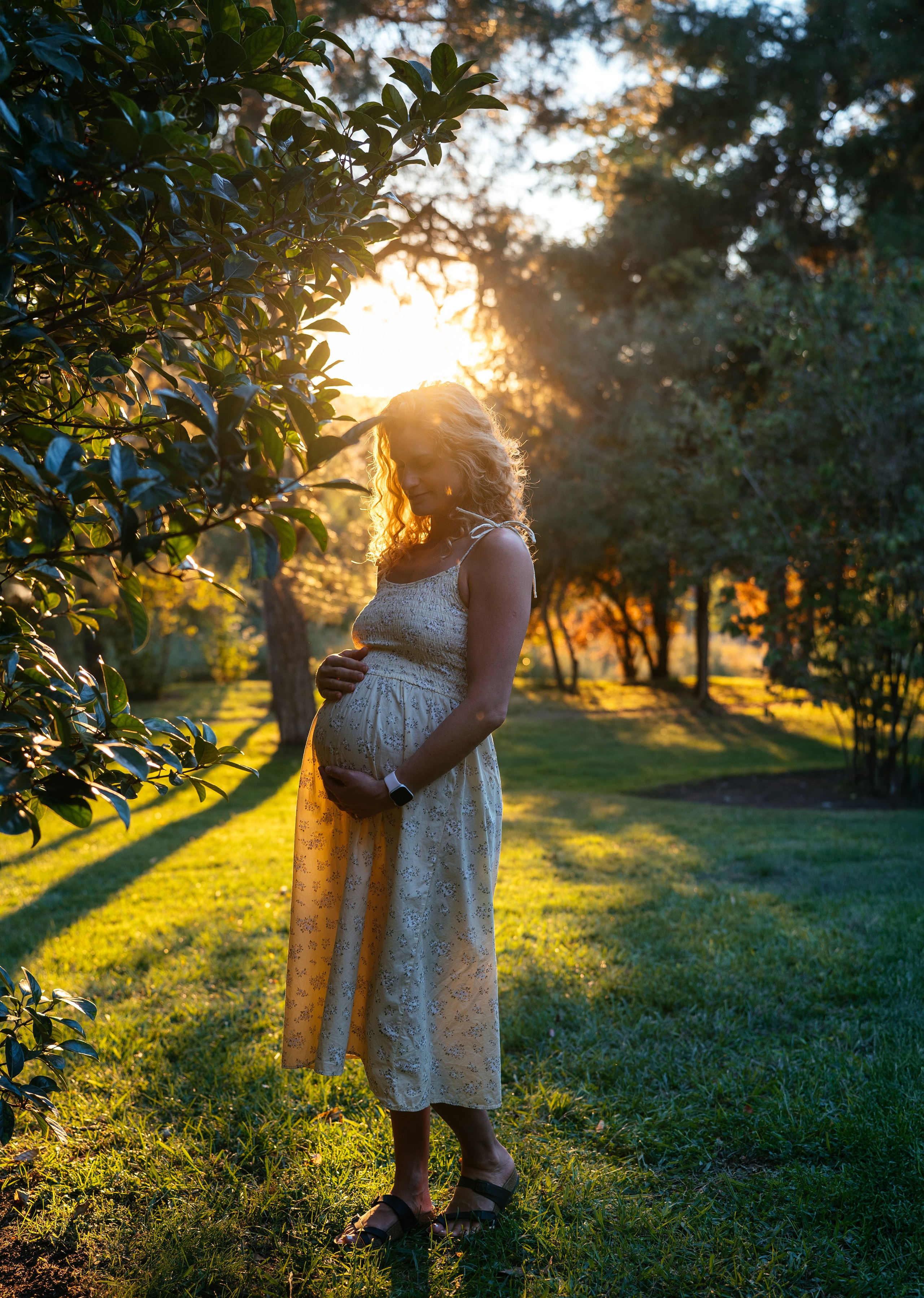 Candid pregnancy photoshoot in the park. Photographer in Madrid, Spain. Alyona Belyaninova