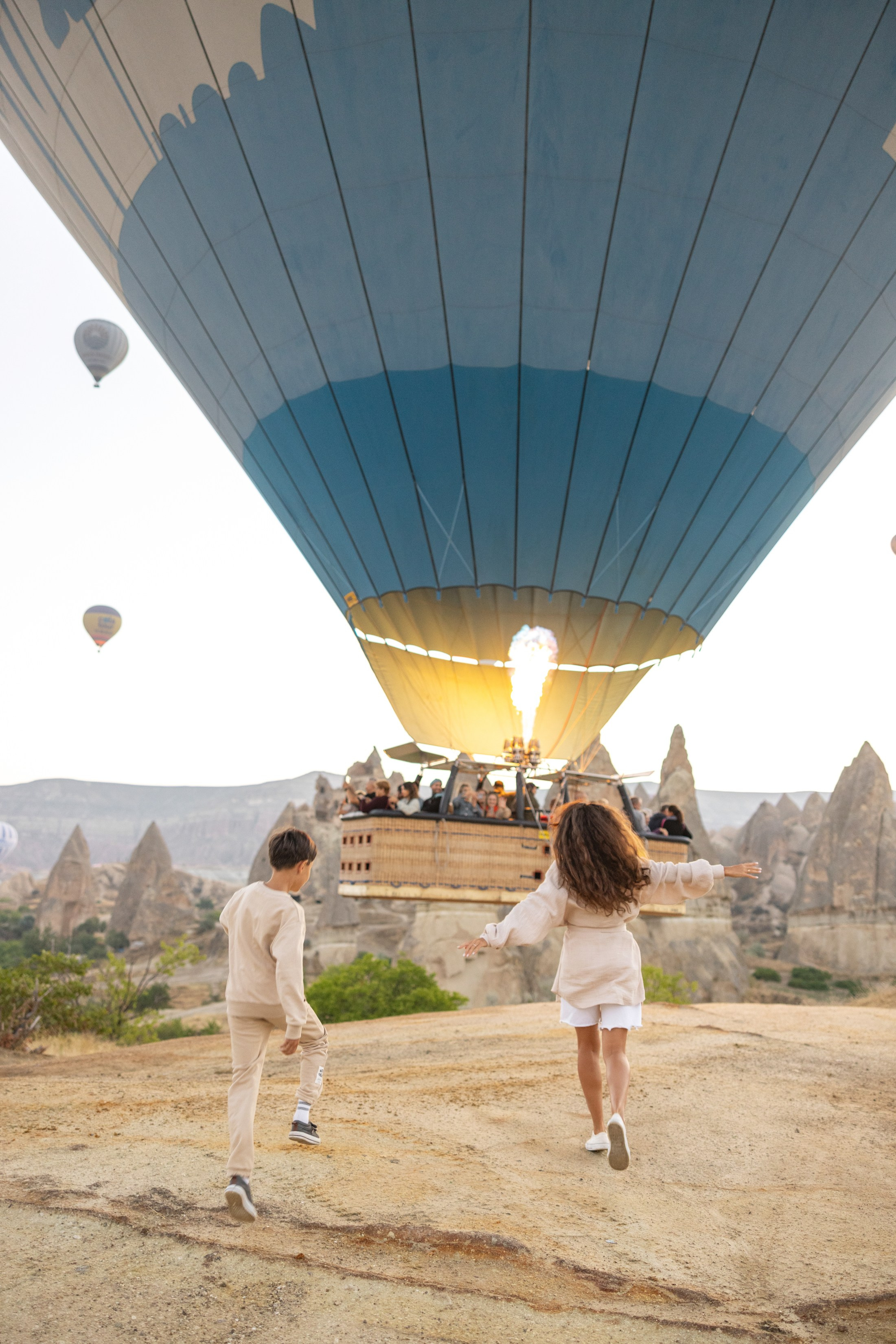 Family Photoshoot at Sunrise with Cappadocia’s Hot Air Balloons. Julia Ganch I Fashion Wedding Photography I Cappadocia Turkey