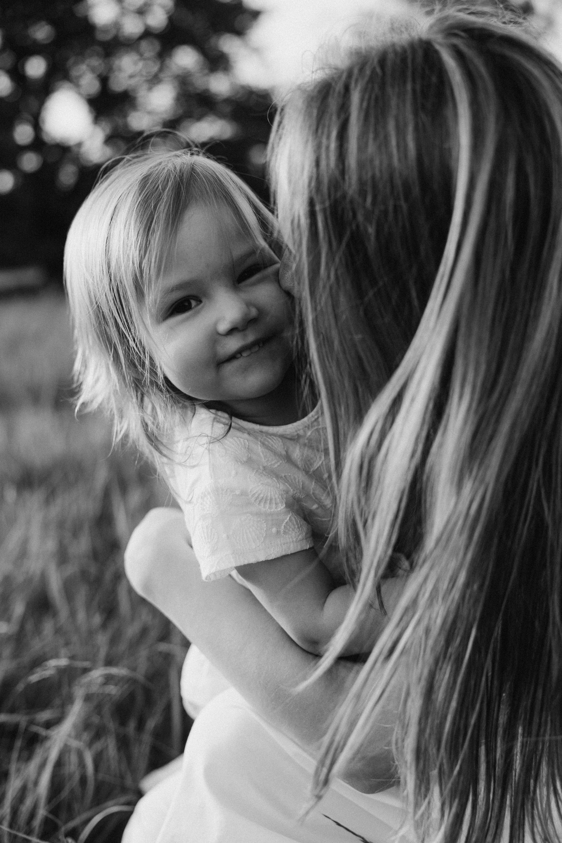 Familienshooting bei Sonnenuntergang. Familien & Hochzeitfotografin Nadja Holzmann