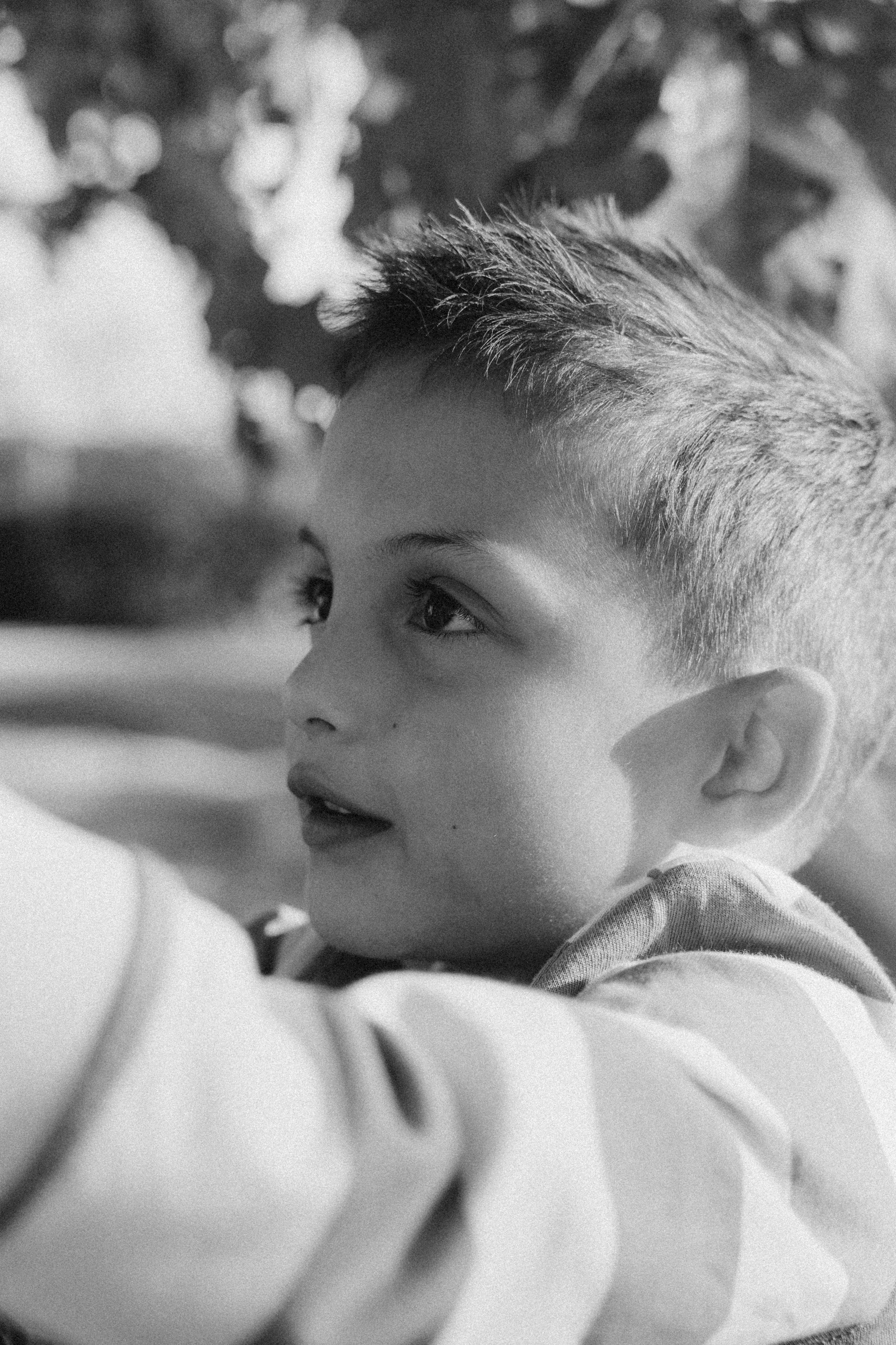 Autumn mother-son family photoshoot in Toulouse. Eugénie Smirnova — your photographer in Toulouse and southwest France