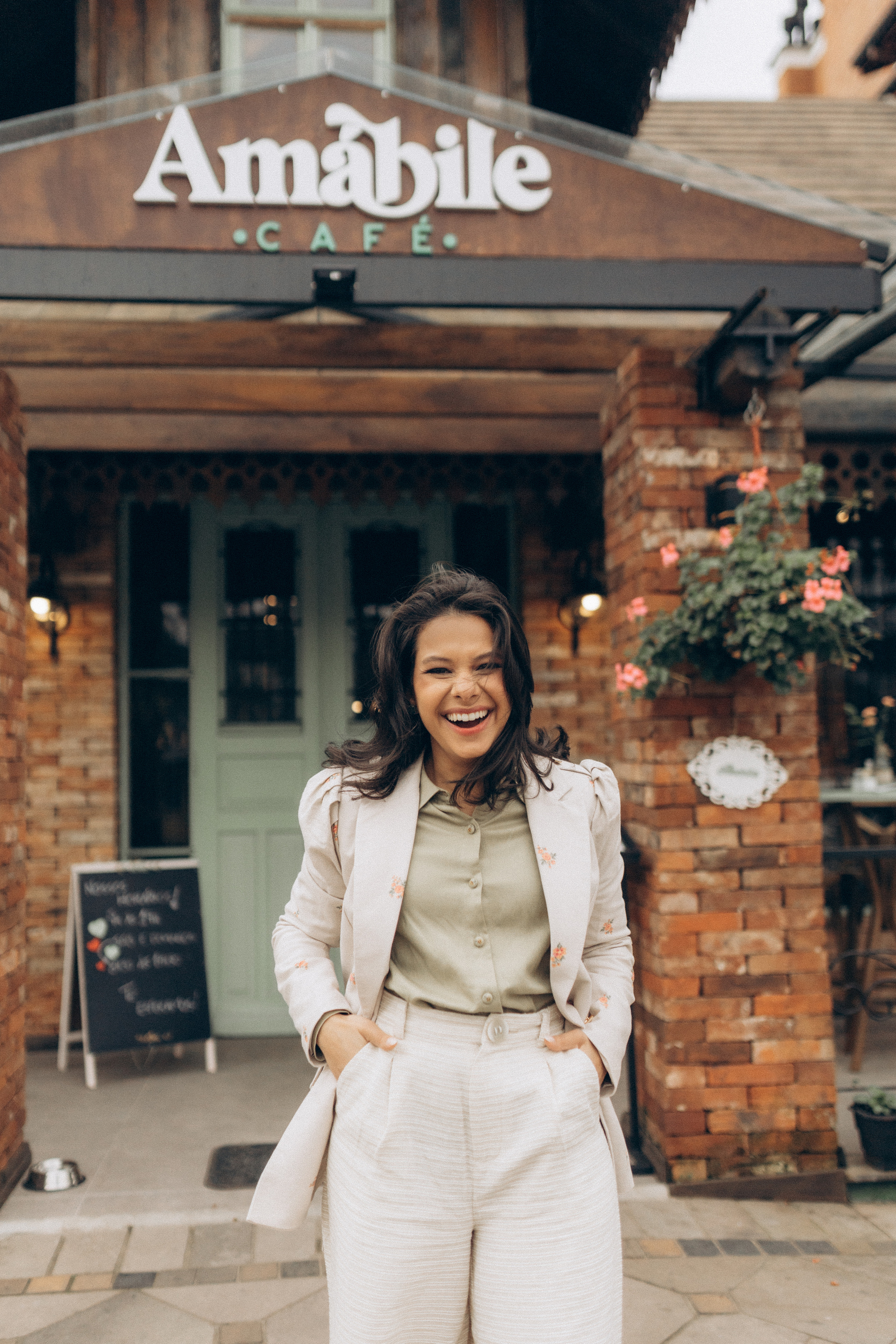 Entre flores e cafés. Lídia Cabral Fotografia | Fotógrafa de casais e famílias em Gramado RS