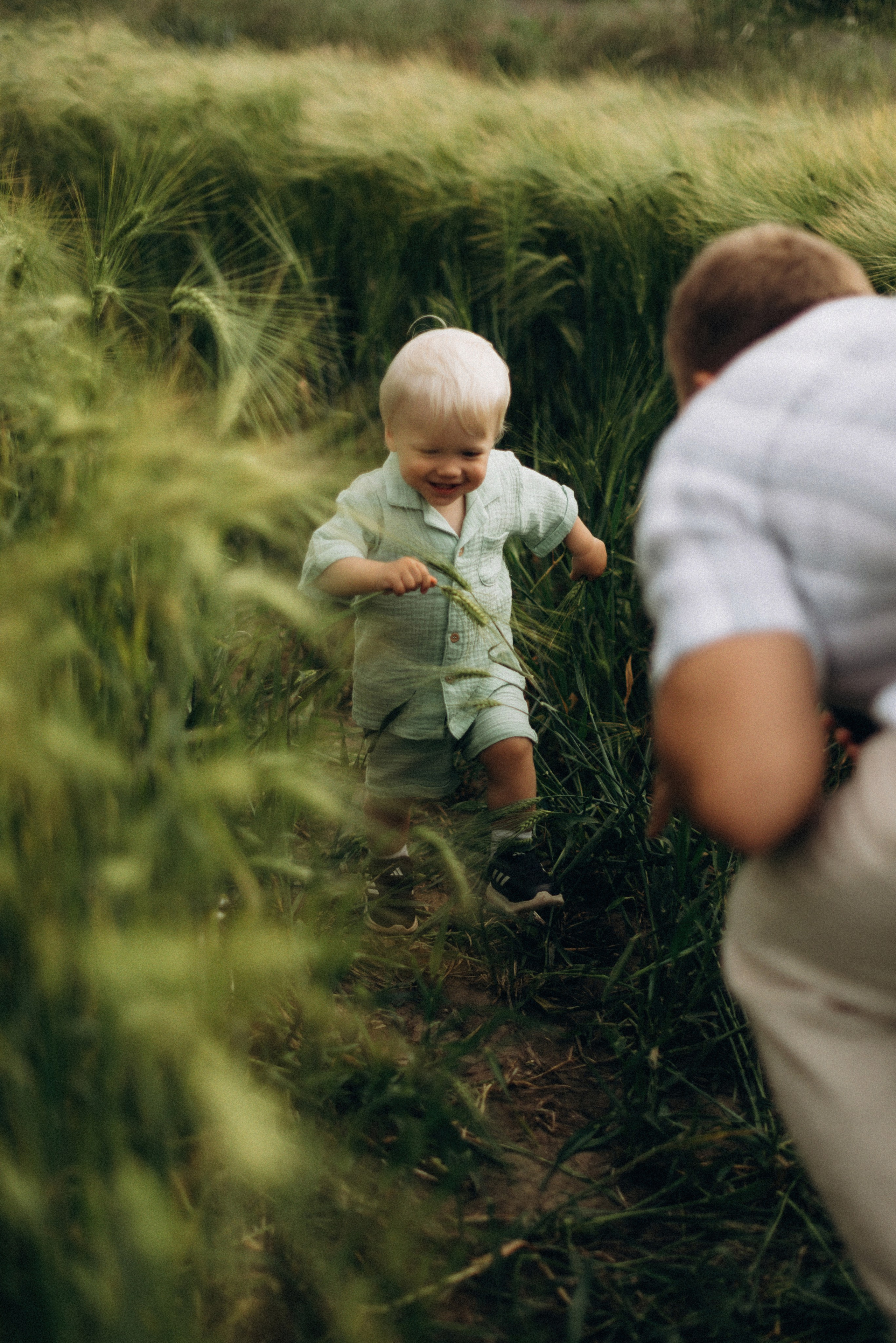 Семейная фотосессия в клубнике. Семейный фотограф Лейпциг, Германия