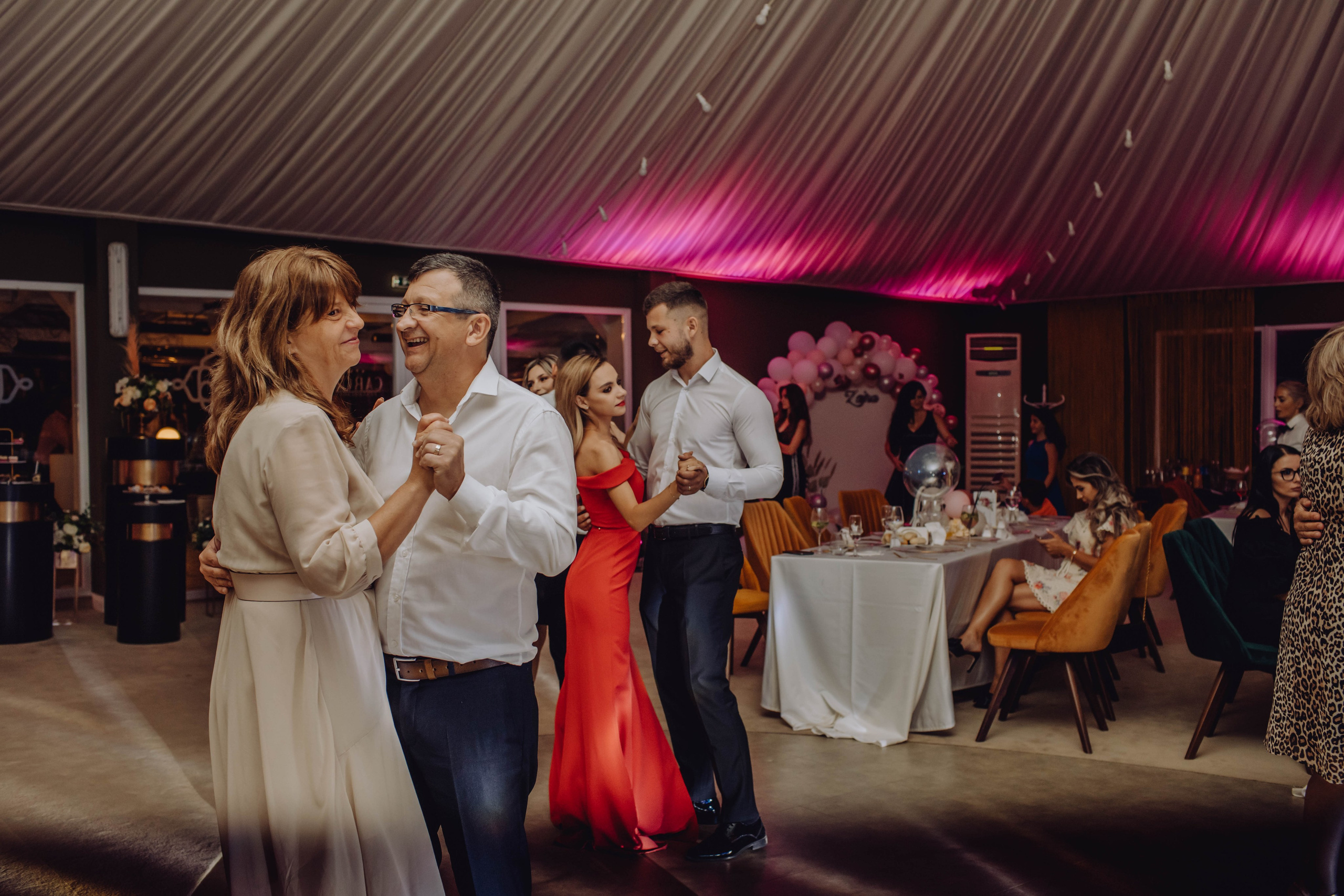 Zaira. Wedding & couple photographer from Romania Rut Vetan