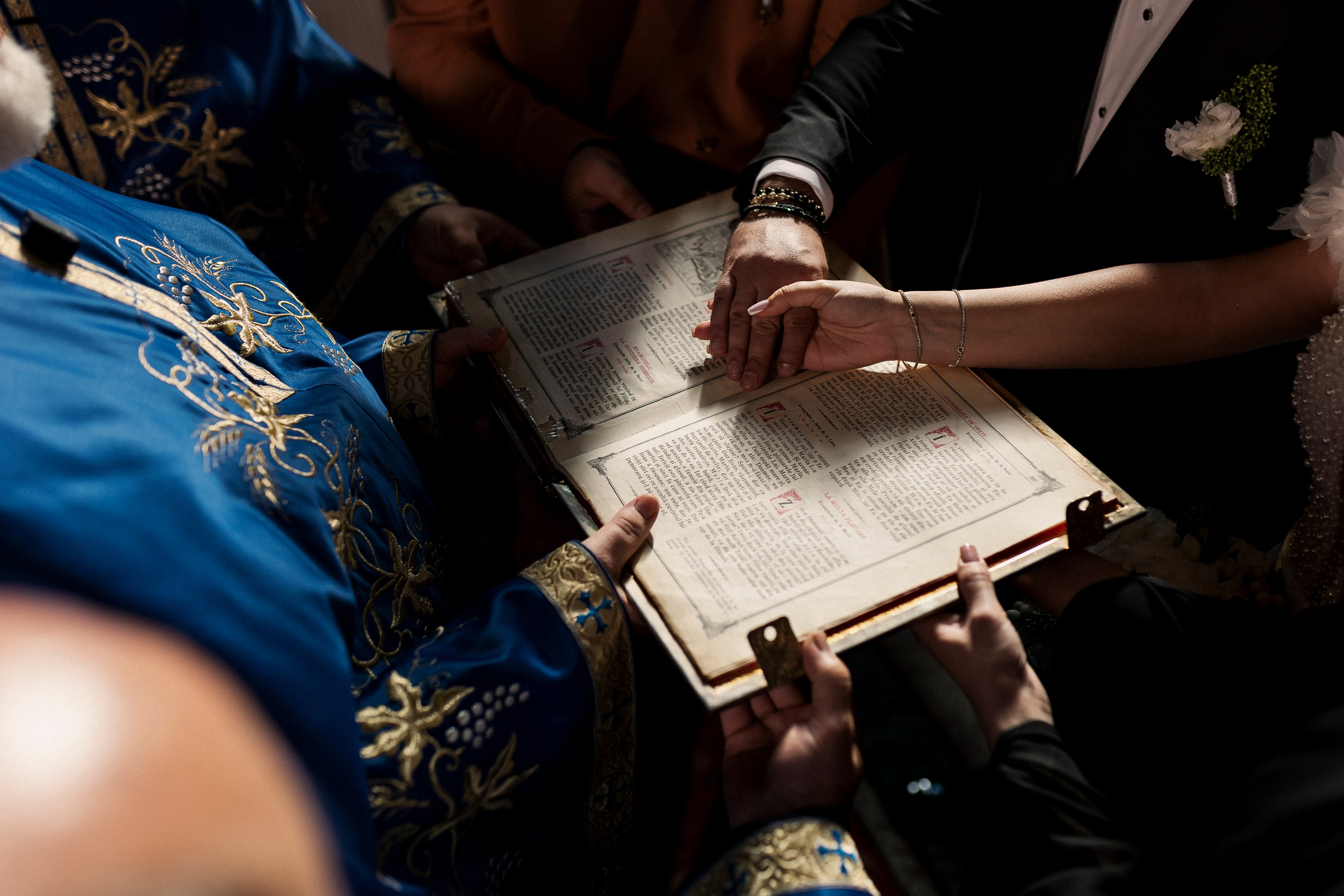 ceremonie nunta biserica traditionaladetalii masa nunta decor clasic