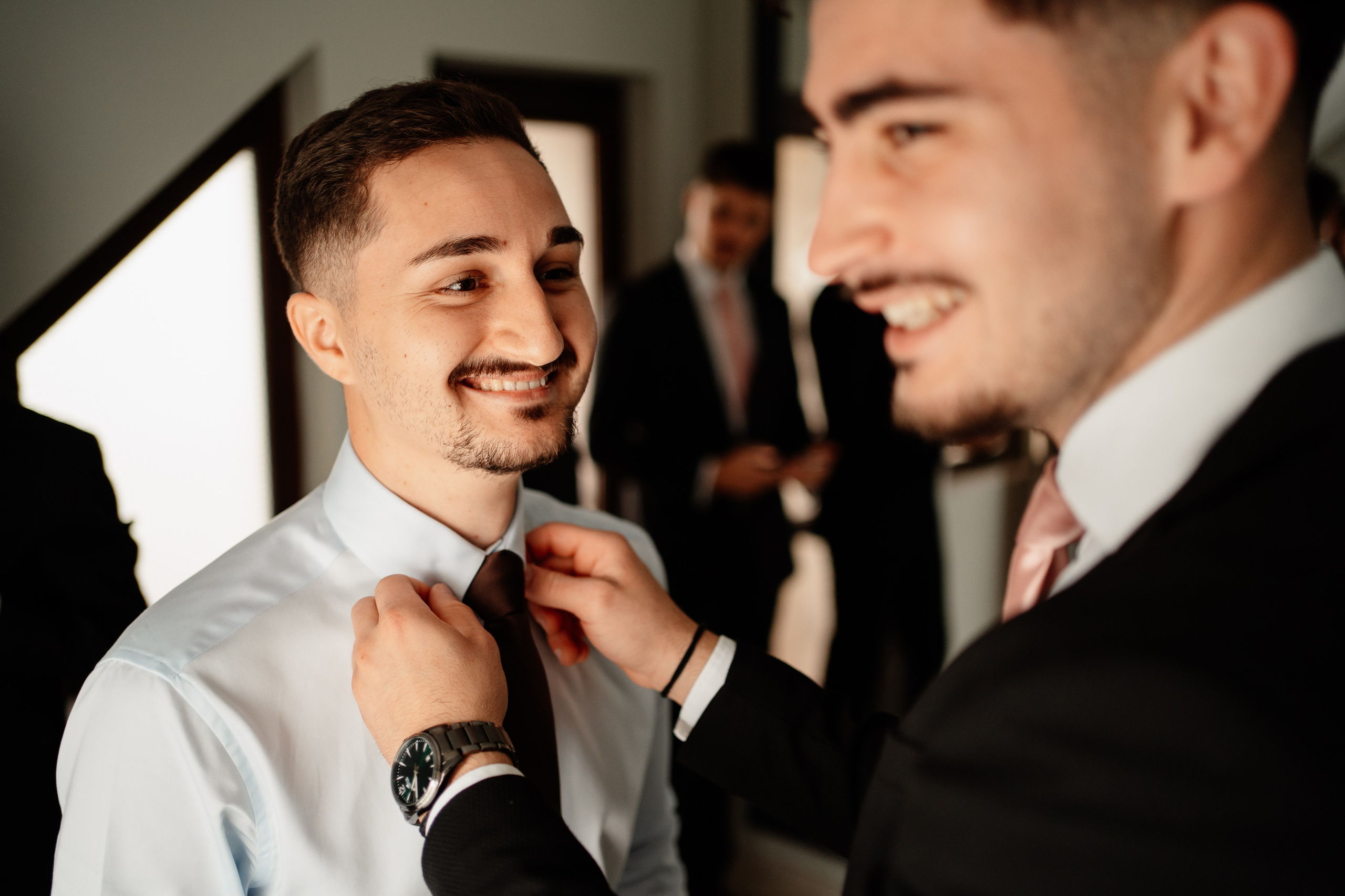 Moment emoționant între miri în ziua nunții, surprins într-un cadru natural și romantic, la Reina Events. Fotografie de nuntă profesională, editată artistic pentru a evidenția emoția și eleganța evenimentului.