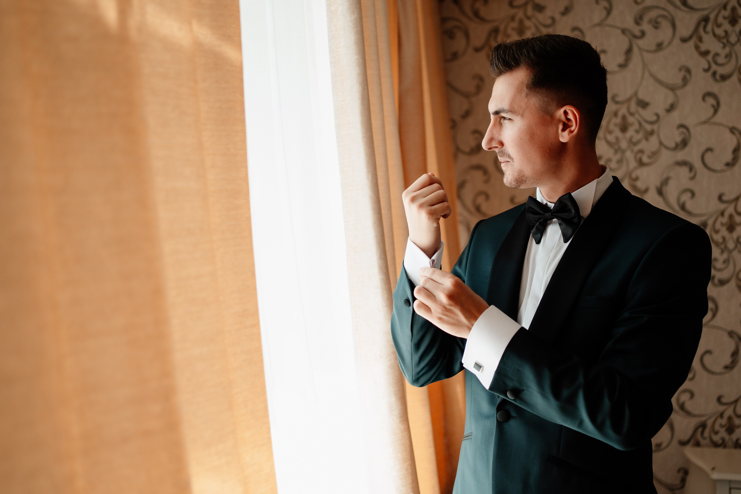 Moment emoționant între miri în ziua nunții, surprins într-un cadru natural și romantic, la Drobeta Turnu Severin. Fotografie de nuntă profesională, editată artistic pentru a evidenția emoția și eleganța evenimentului.