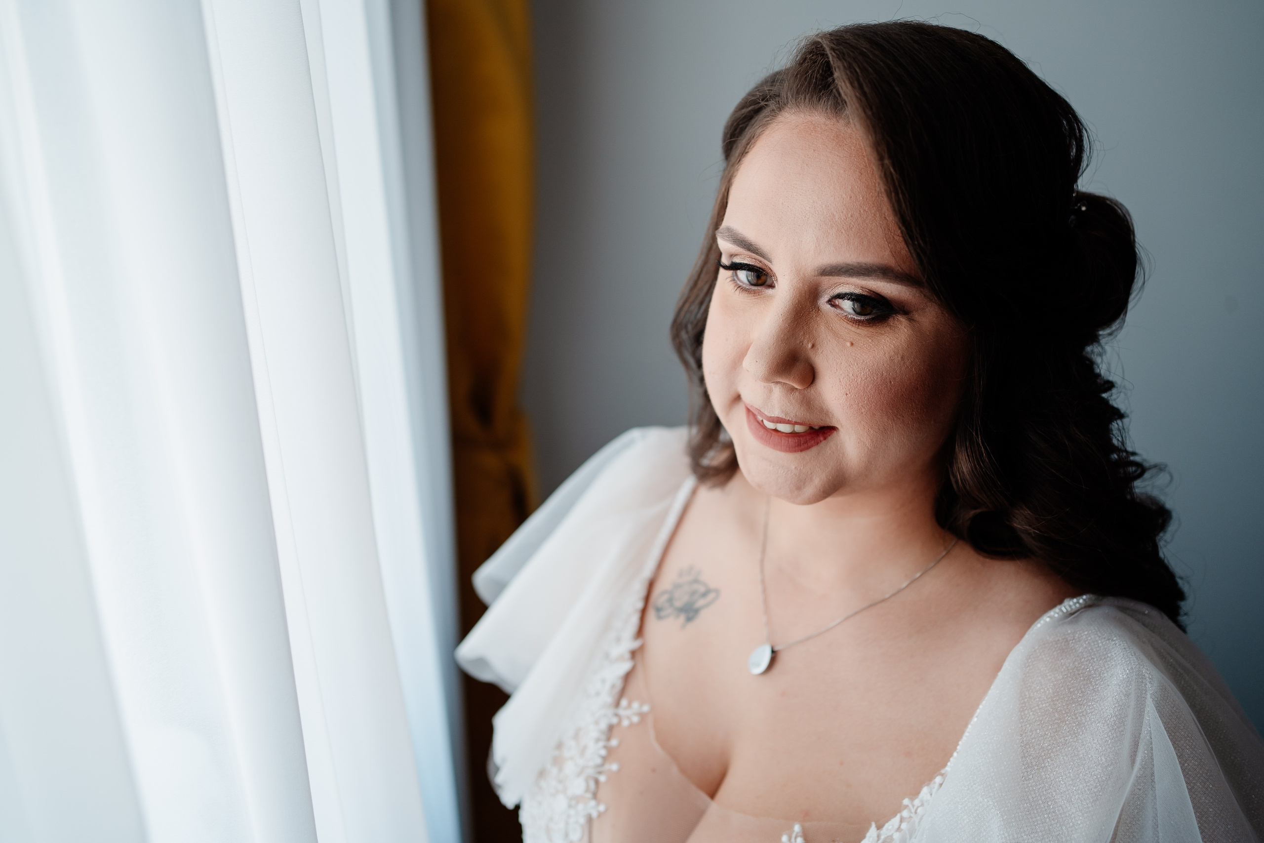 Moment emoționant între miri în ziua nunții, surprins într-un cadru natural și romantic, la Daimon Events. Fotografie de nuntă profesională, editată artistic pentru a evidenția emoția și eleganța evenimentului.