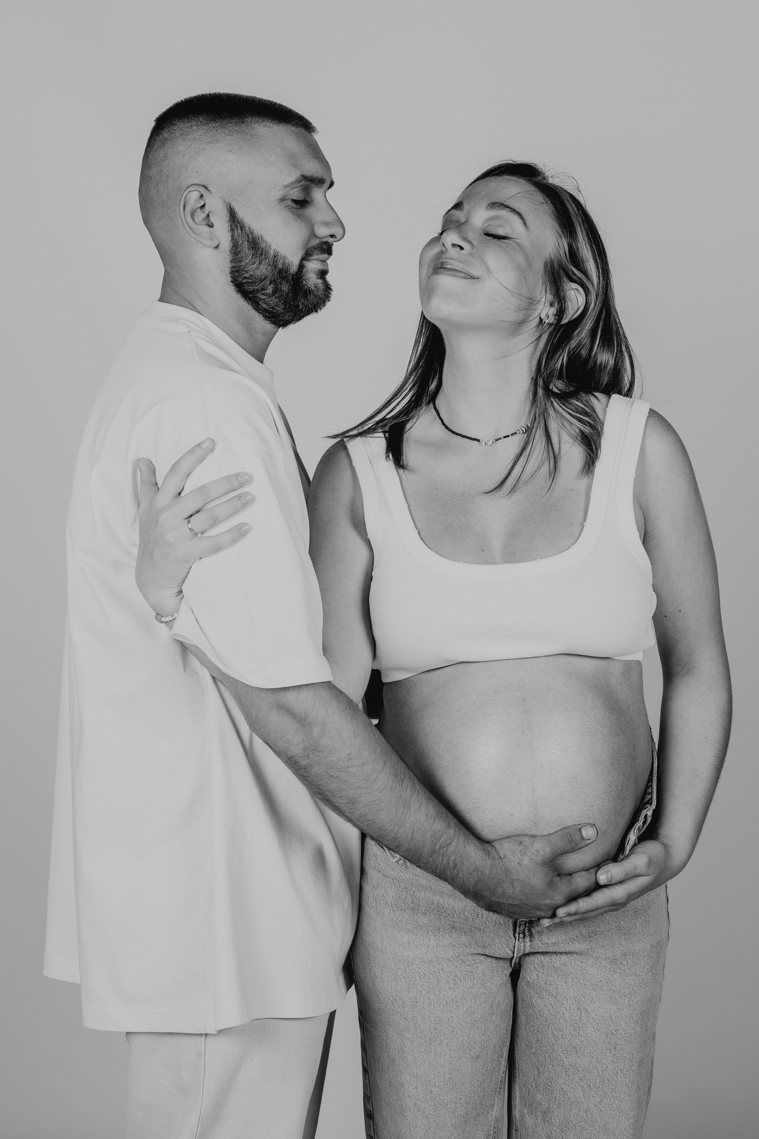 Fotografía artística de maternidad con iluminación profesional – Rainbox, Torrejón de Ardoz