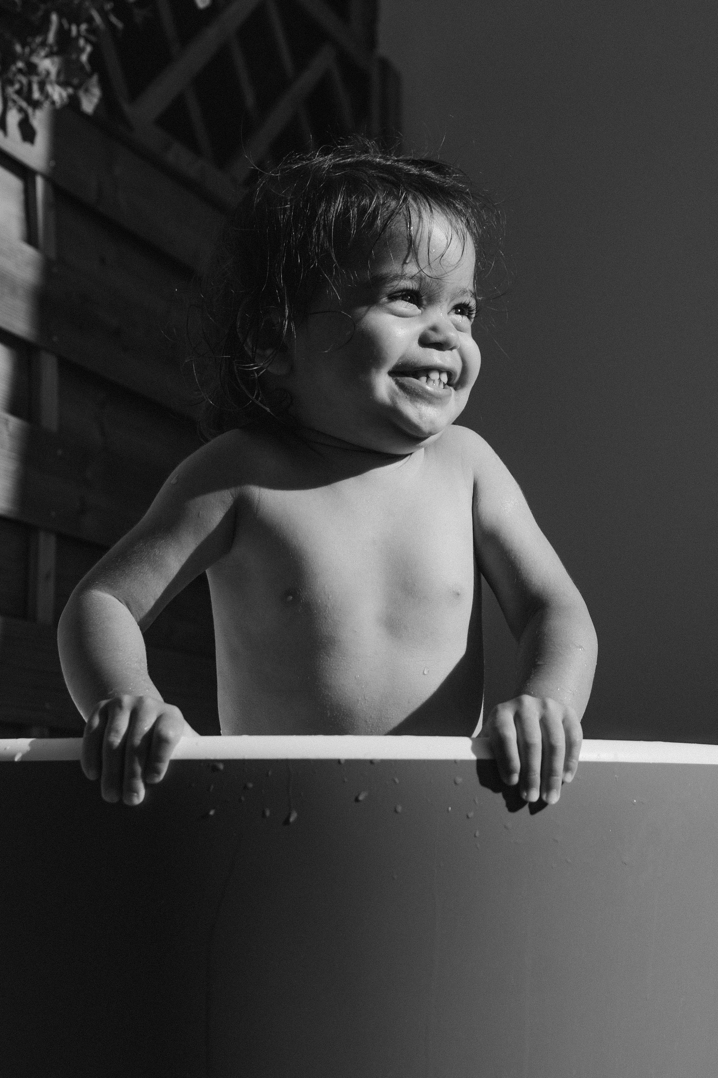 Spakly splashes. Family photographer in Helsinki, Victoria Guadagno