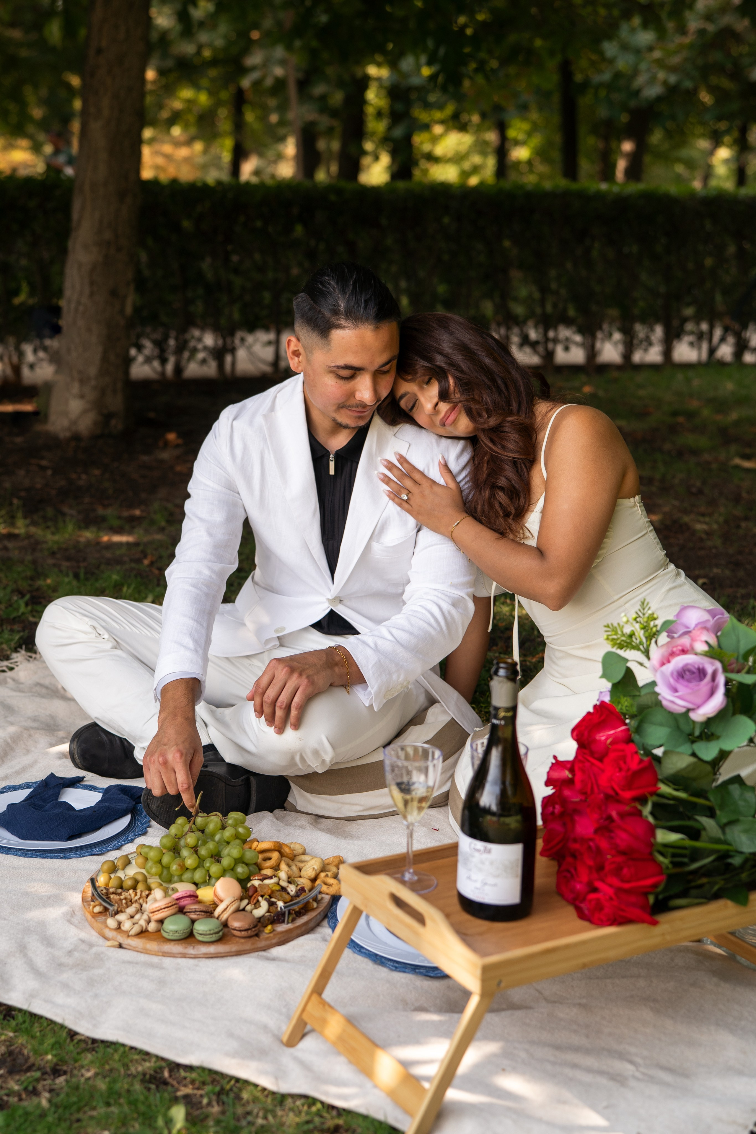 Romantic proposal in Retiro park. Photographer in Madrid, Spain. Alyona Belyaninova