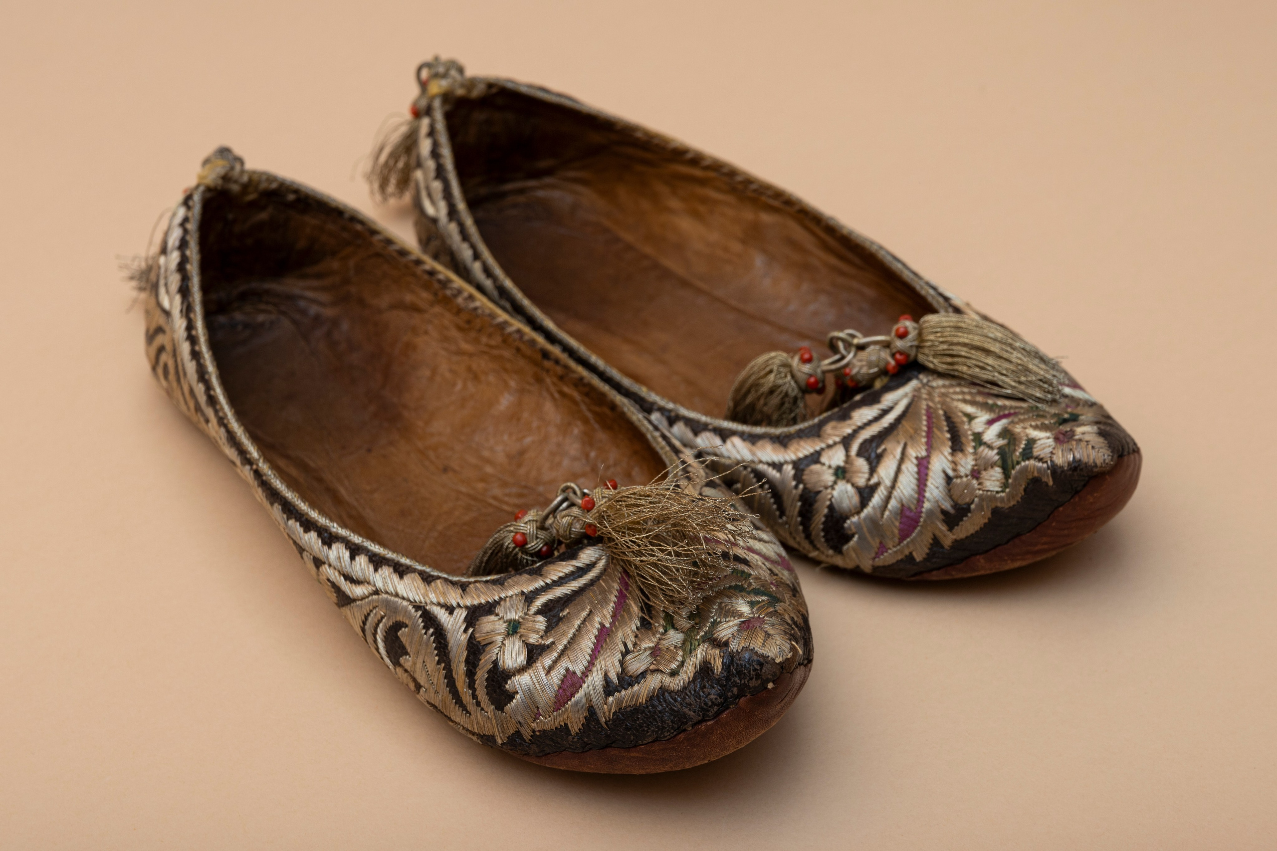 Umjetnička fotografija kulturne baštine – detalj starog kamena i teksture zidaArhitektura stare čaršije – tradicionalni motivi u modernom okviruUmjetnički prikaz spomenika – svjetlo, sjenka i simbolika prostoraFotografija kulturnog objekta – spoj historije i savremene estetikeCrno-bijeli prikaz baštine – kontrast i struktura arhitektonskih elemenataArt fotografija – interpretacija naslijeđa kroz kreativno svjetlo i kompozicijuUmjetnička fotografija arhitekture – spoj baštine i savremenog izrazaHeritage photography by Namir Čomaga – vizualna priča o kulturi i tradiciji