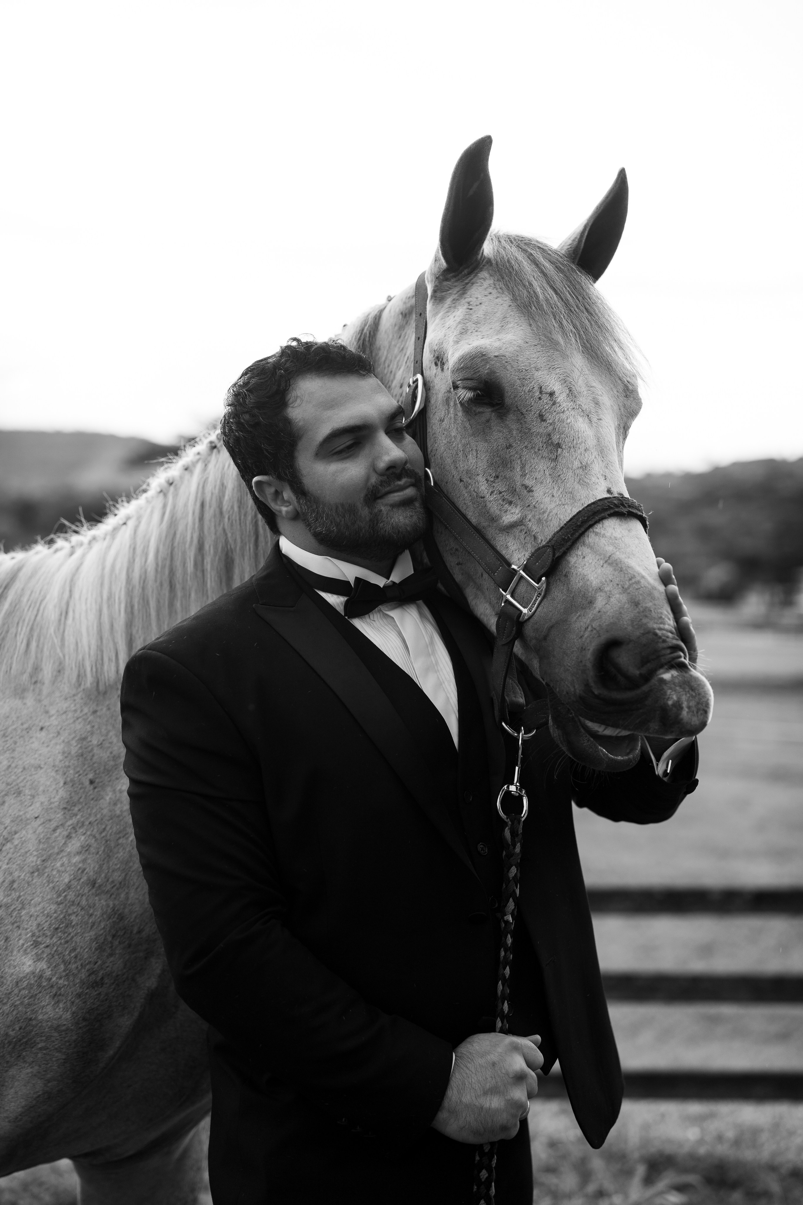 Um ensaio pré-wedding com cavalo, paisagem rural e uma estética elegante em preto e branco. Sara e Rafael viveram uma sessão autêntica e cinematográfica em Minas Gerais, com referências editoriais e fotografia de casal ao ar livre.
