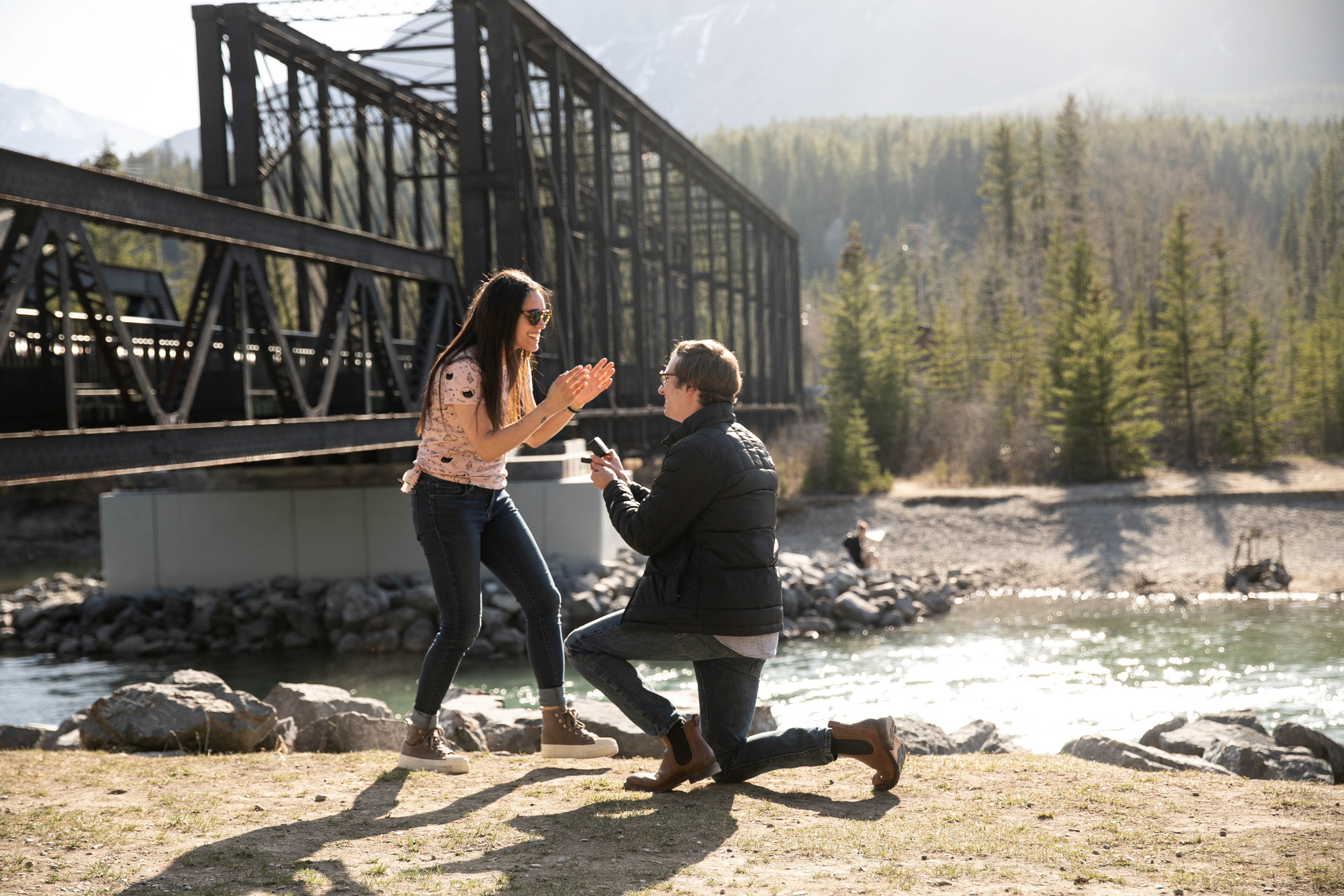 Mabel — Canmore Engagement. Fotografía accesible en Calgary