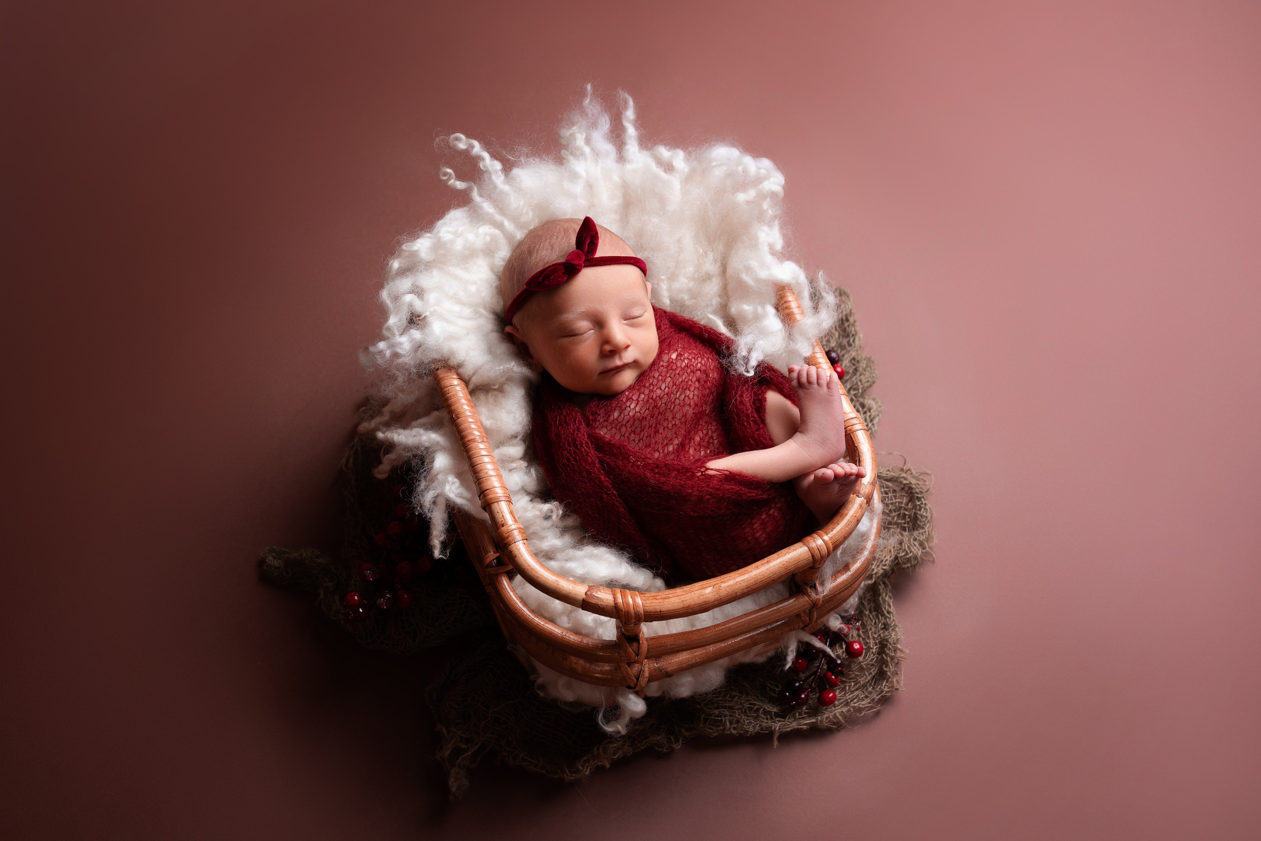 Kleine Prinzessin in einem bezaubernden Burgunderkleid