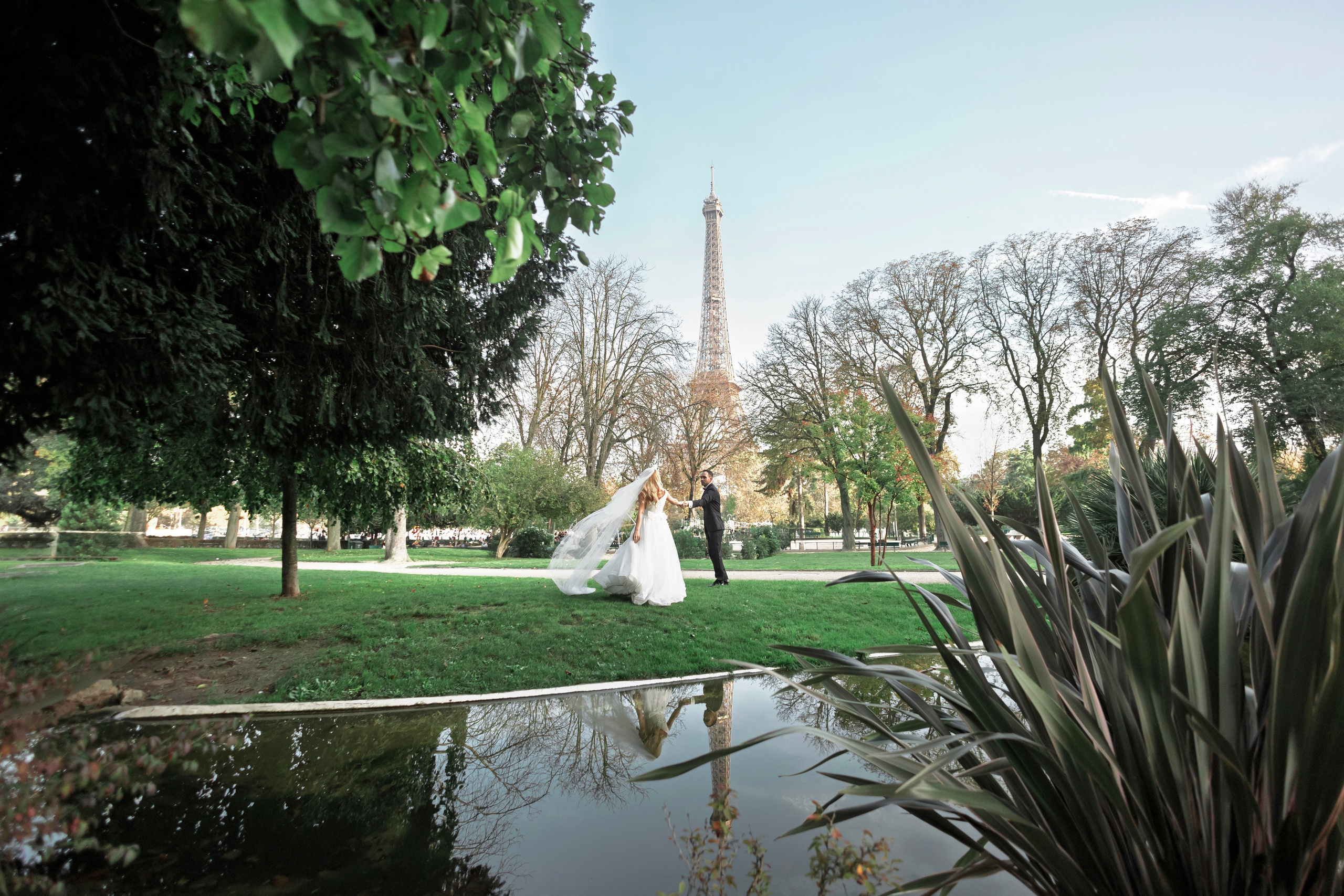 Eiffel Tower / Trifan & Raluca. Wedding, event and family photographer in Paris, Emilian Olaru