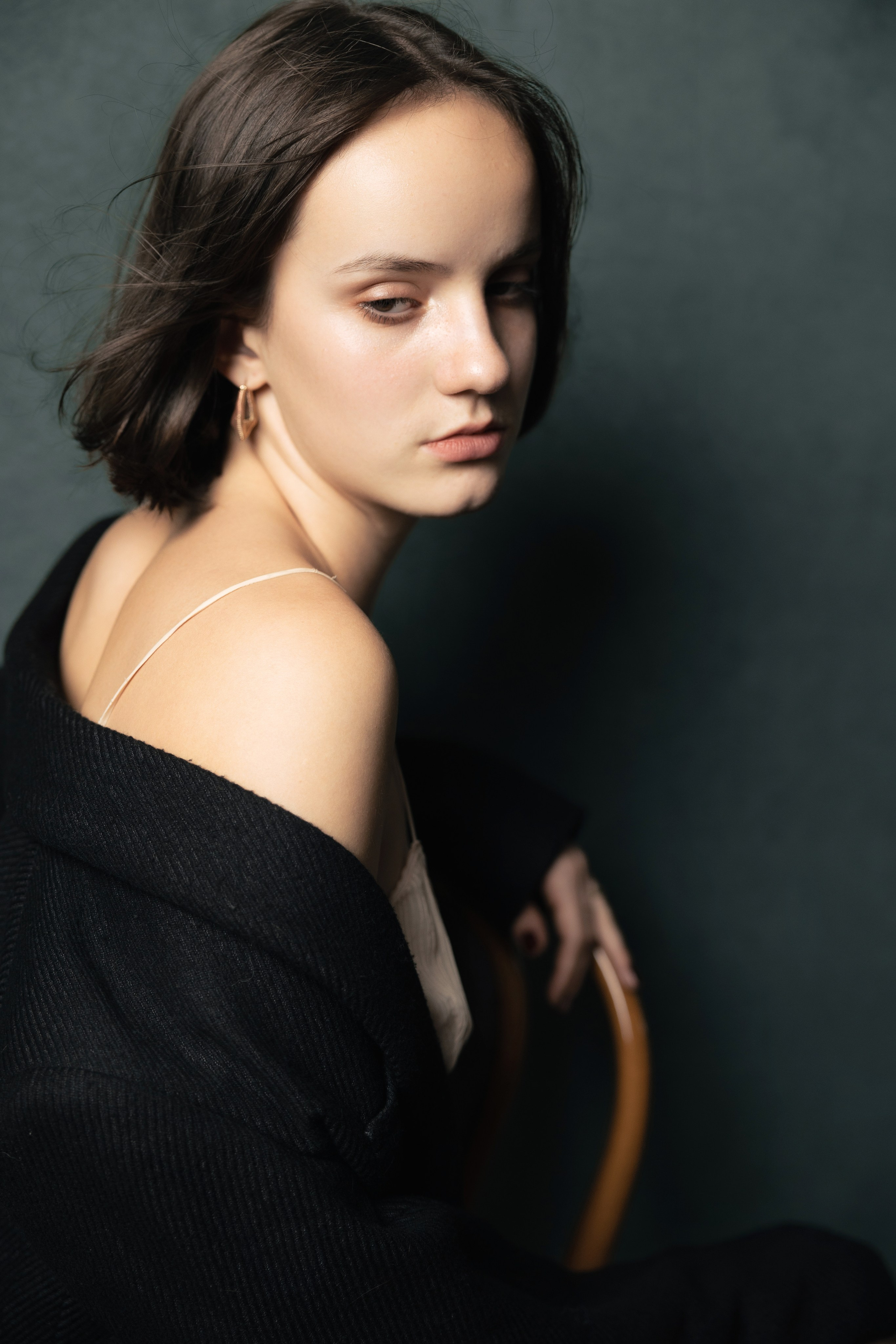 Kreatives Studio Fotoshooting für eine Sängerin in Salzburg  - Frau sitzt auf einem Stuhl 