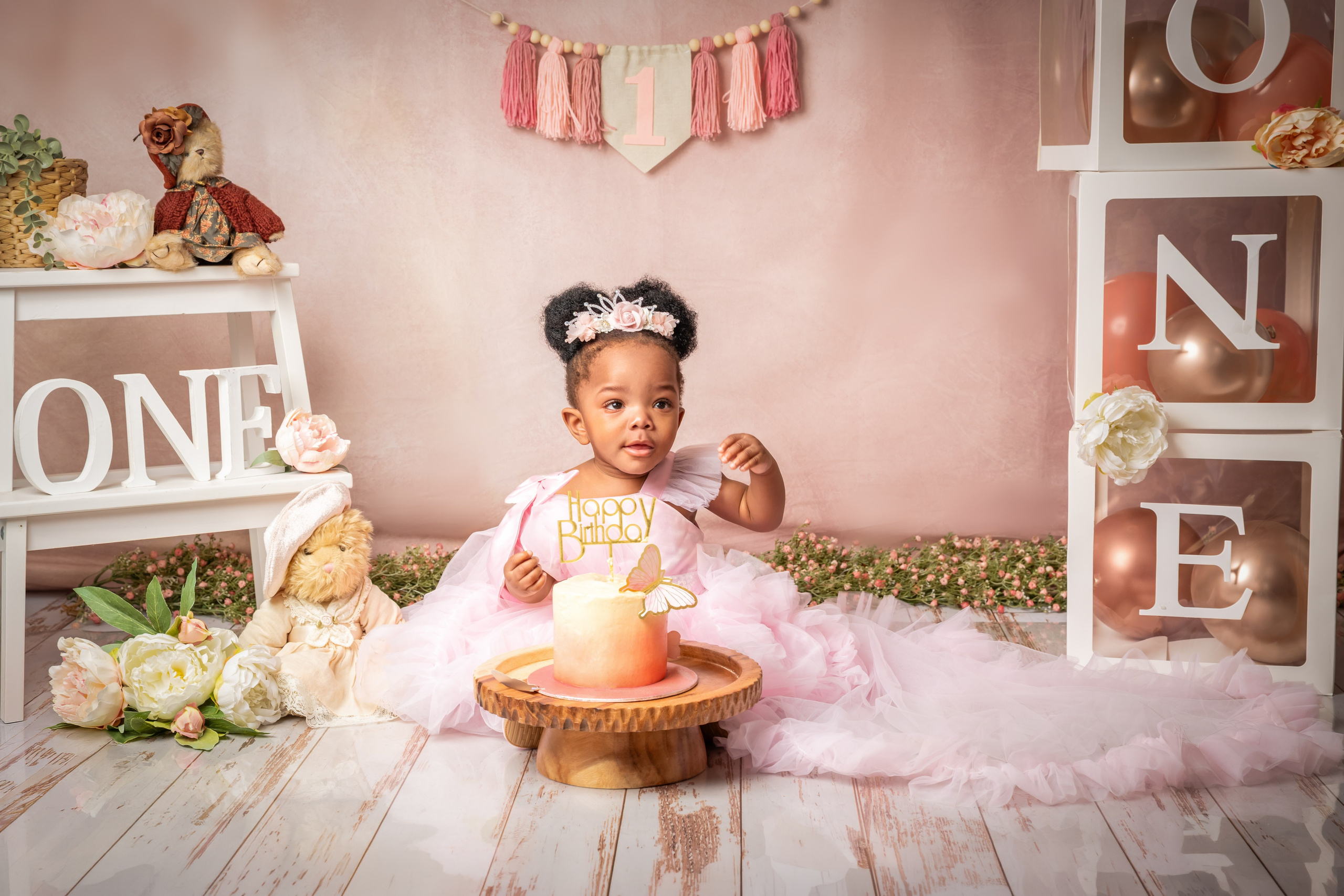 Cake smash photo session Hertfordshire, Stevenage. Stevenage, Hertfordshire family, maternity and newborn photographer