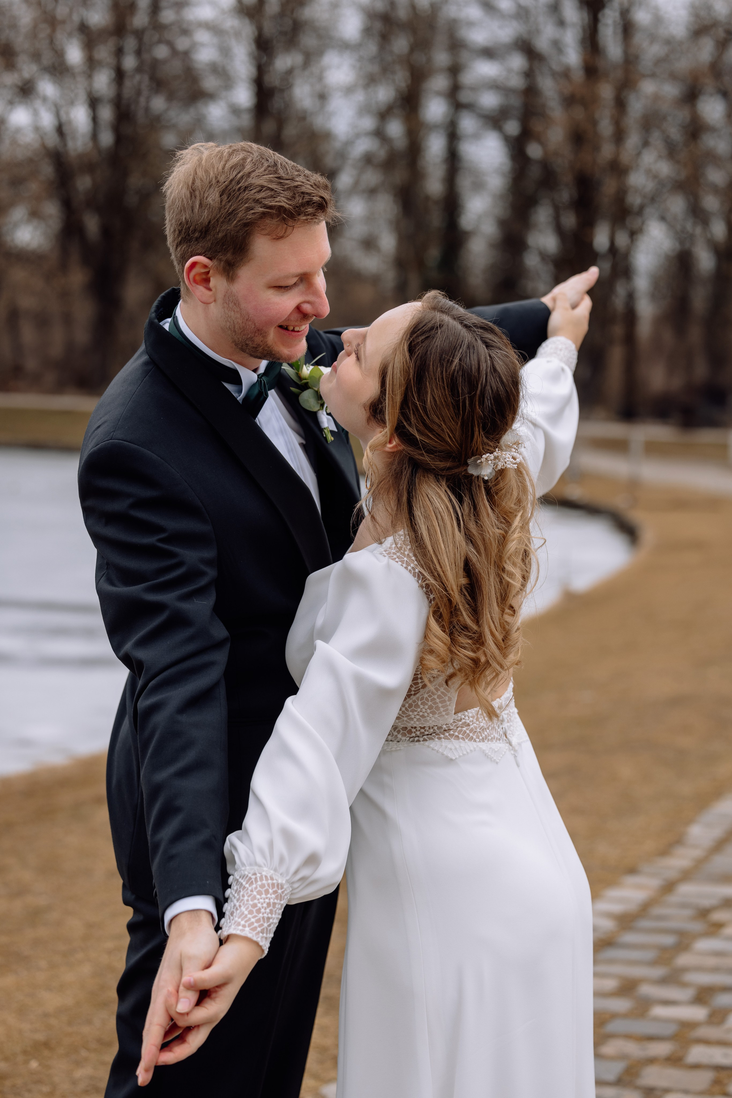 Brautpaar Hand in Hand im Park