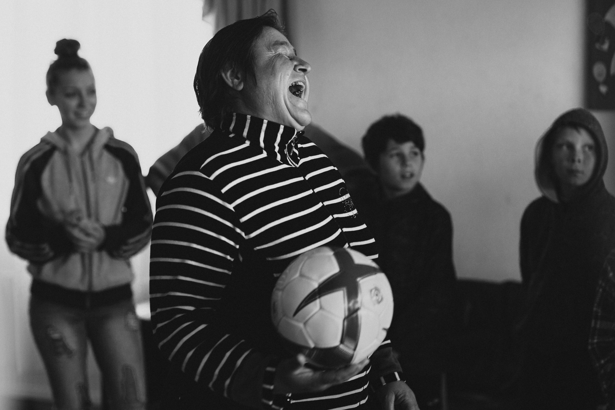 портрет чёрно-белый  социальная фотография Детский дом смеющаяся женщина с мячом