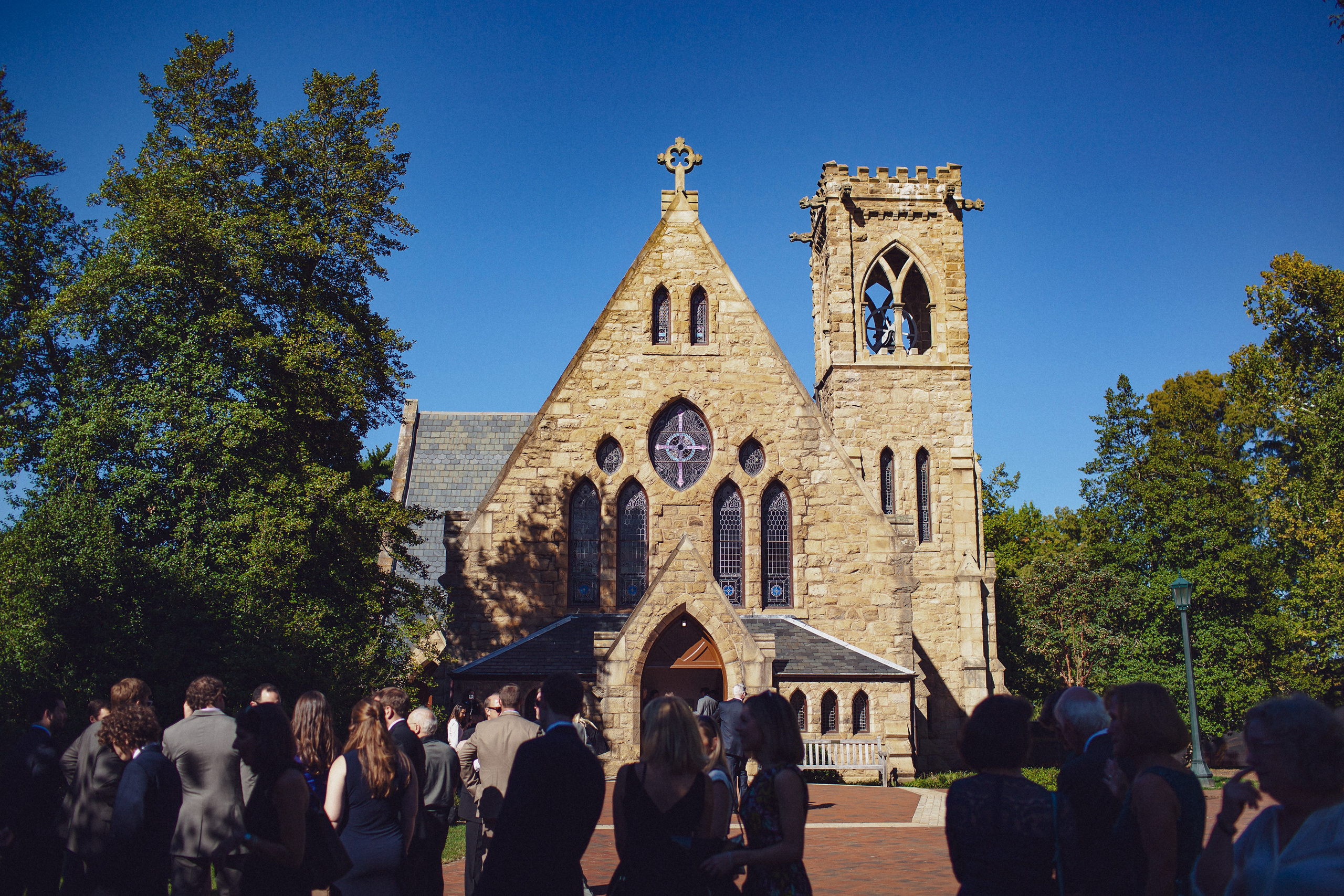 Фотограф в Ирландии Дублин свадьба жених невеста улыбка церковь гости фотки топ свадебных фотографов
