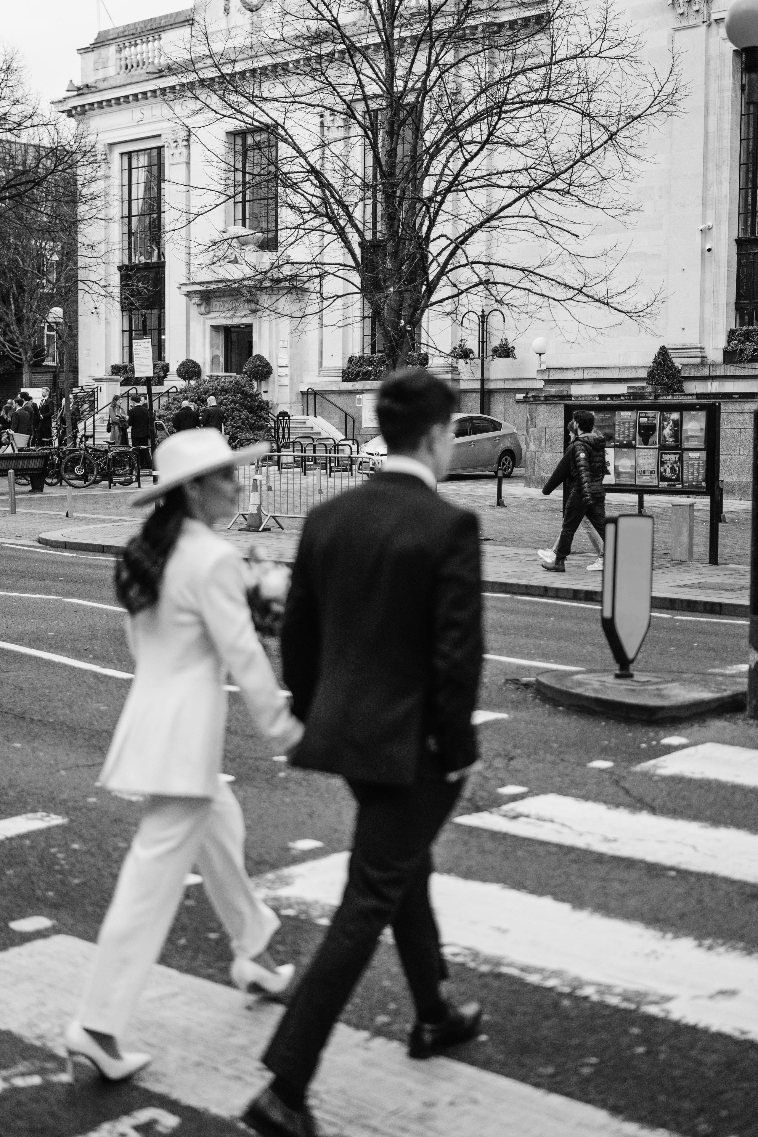 Stylish wedding in Islington, photosession on the road crossing, black and white