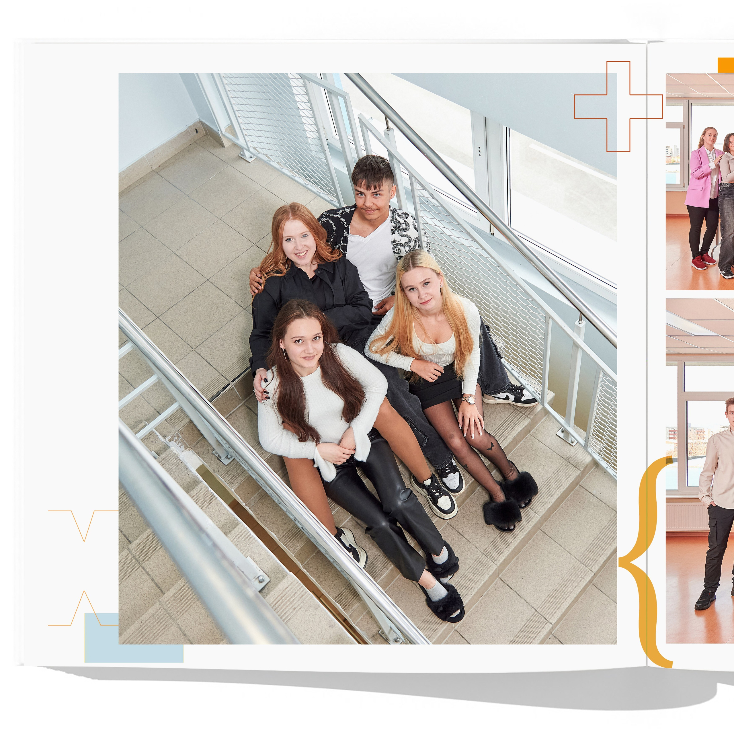 Фотография с друзьями на школьной лестнице