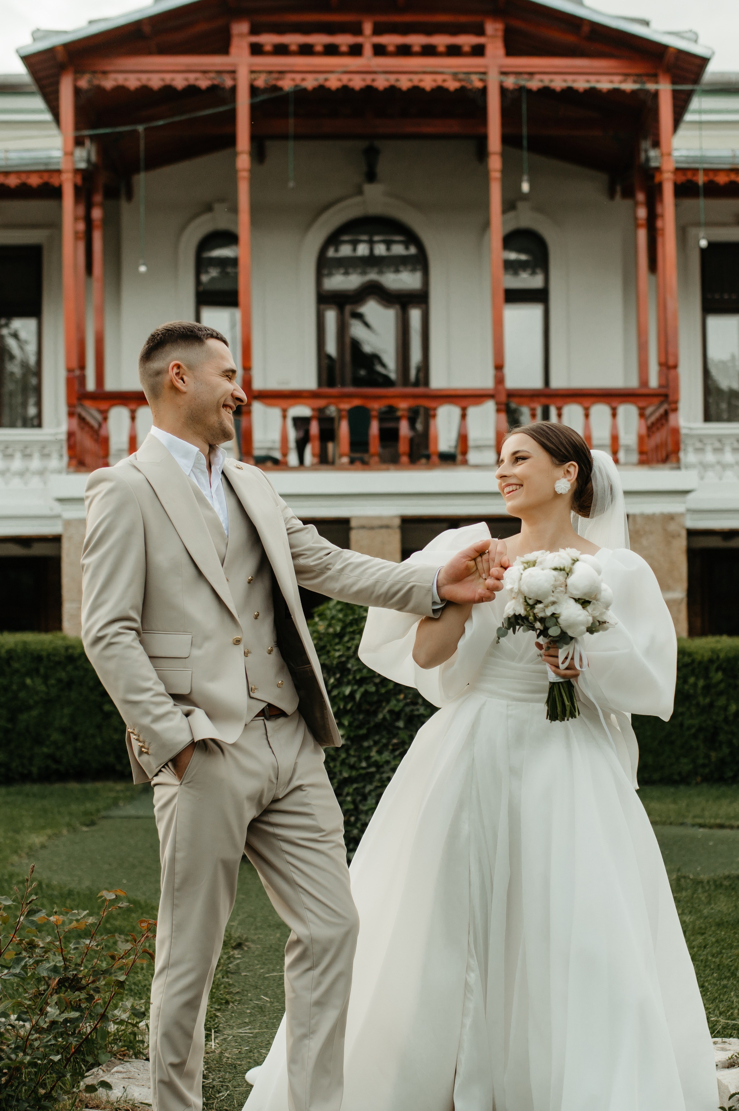 Nunta restransa in luna mai, cu sedinta foto la Conac Polizu. Proud Vision Weddings | Wedding Photography & Film — Servicii profesionale Foto Video Nunta Iasi