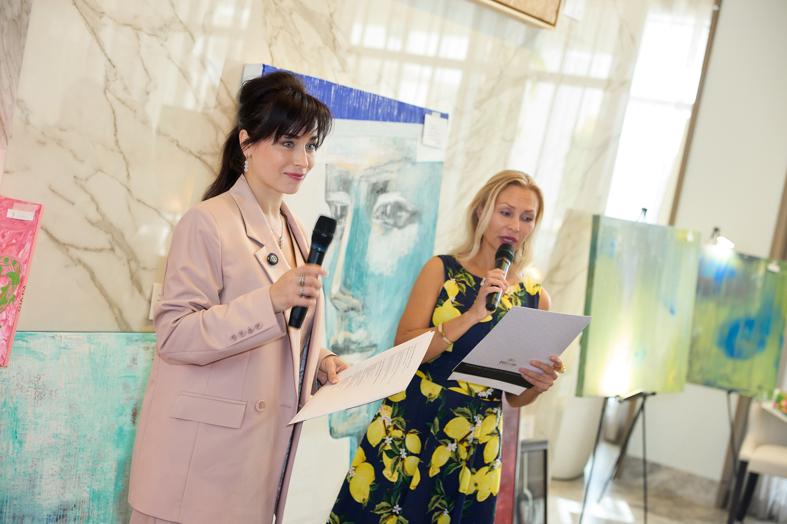 Авторская благотворительная художественная выставка Дианы Бортник. Фотограф Юлия Маковеева