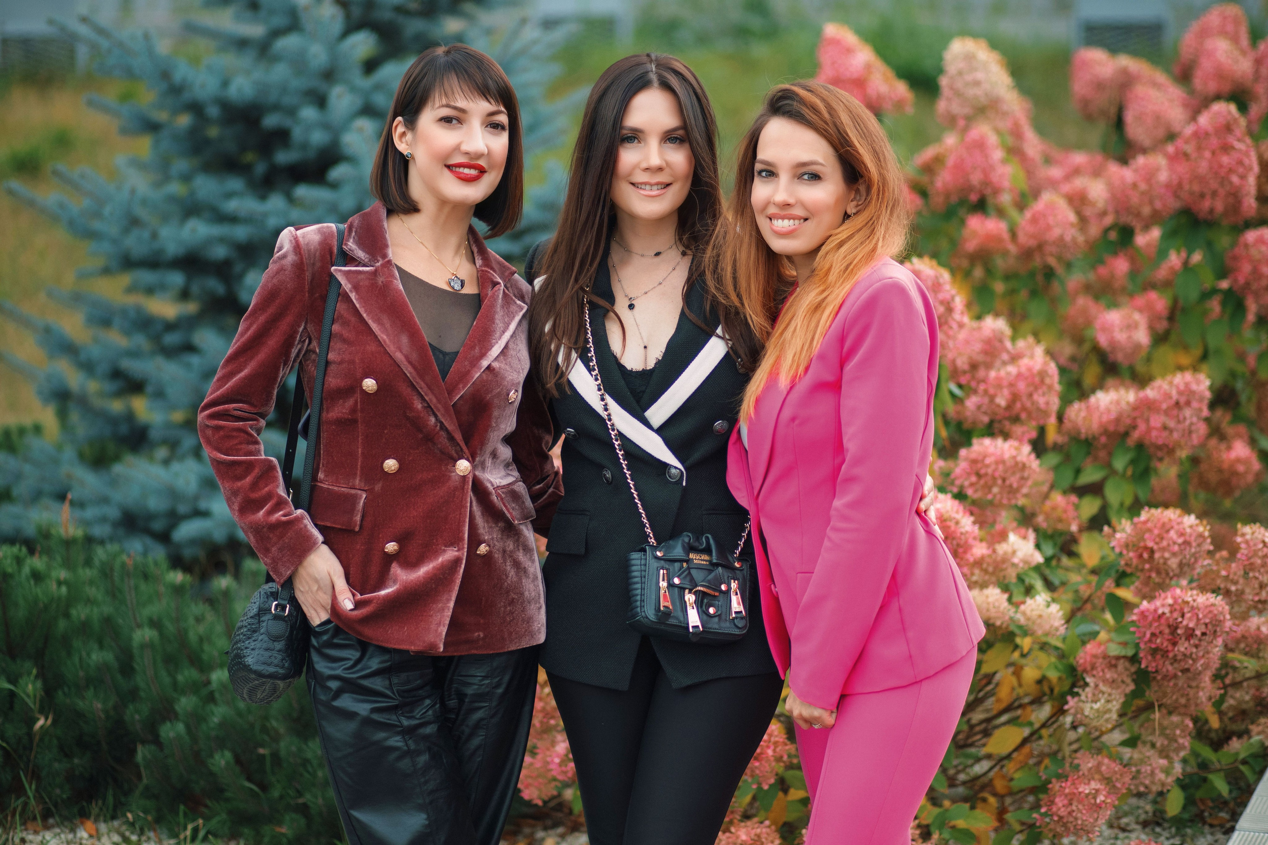 Girls | red wall. Photographer Inna Kalmykova