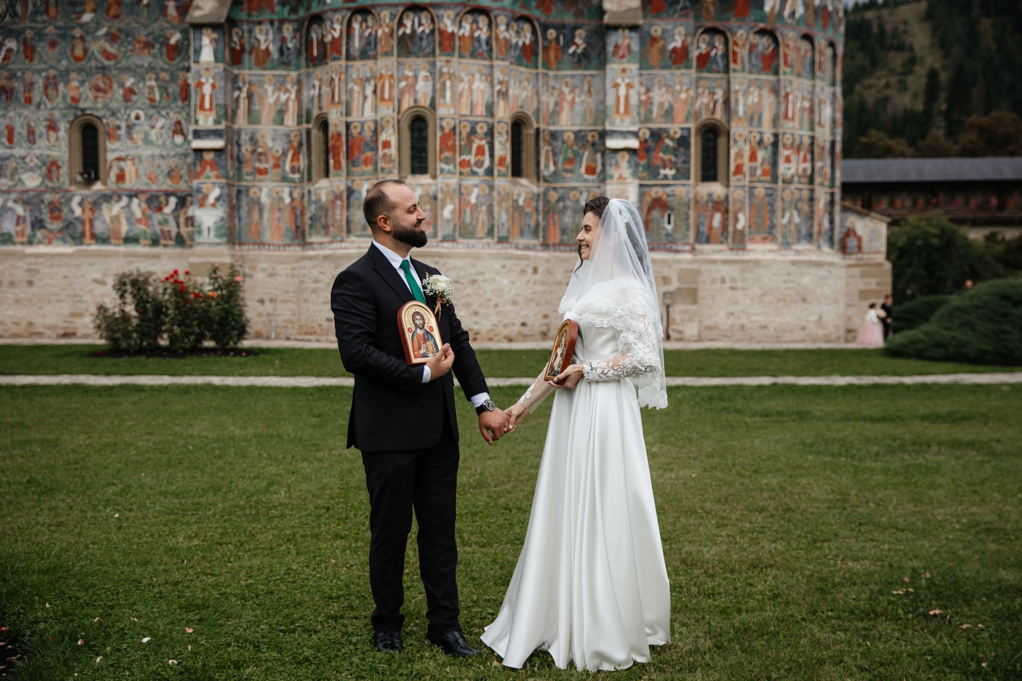 Nunta de Poveste la Sucevița: Cristi și Andreea. Servicii foto-video profesionale, pentru momente de neuitat