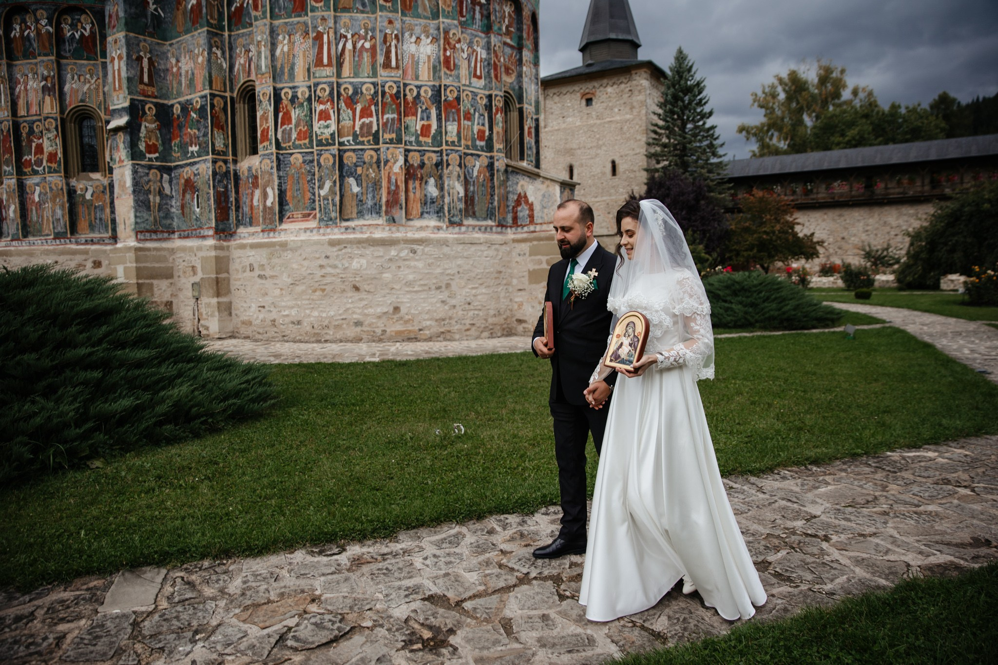 Nunta de Poveste la Sucevița: Cristi și Andreea. Servicii foto-video profesionale, pentru momente de neuitat