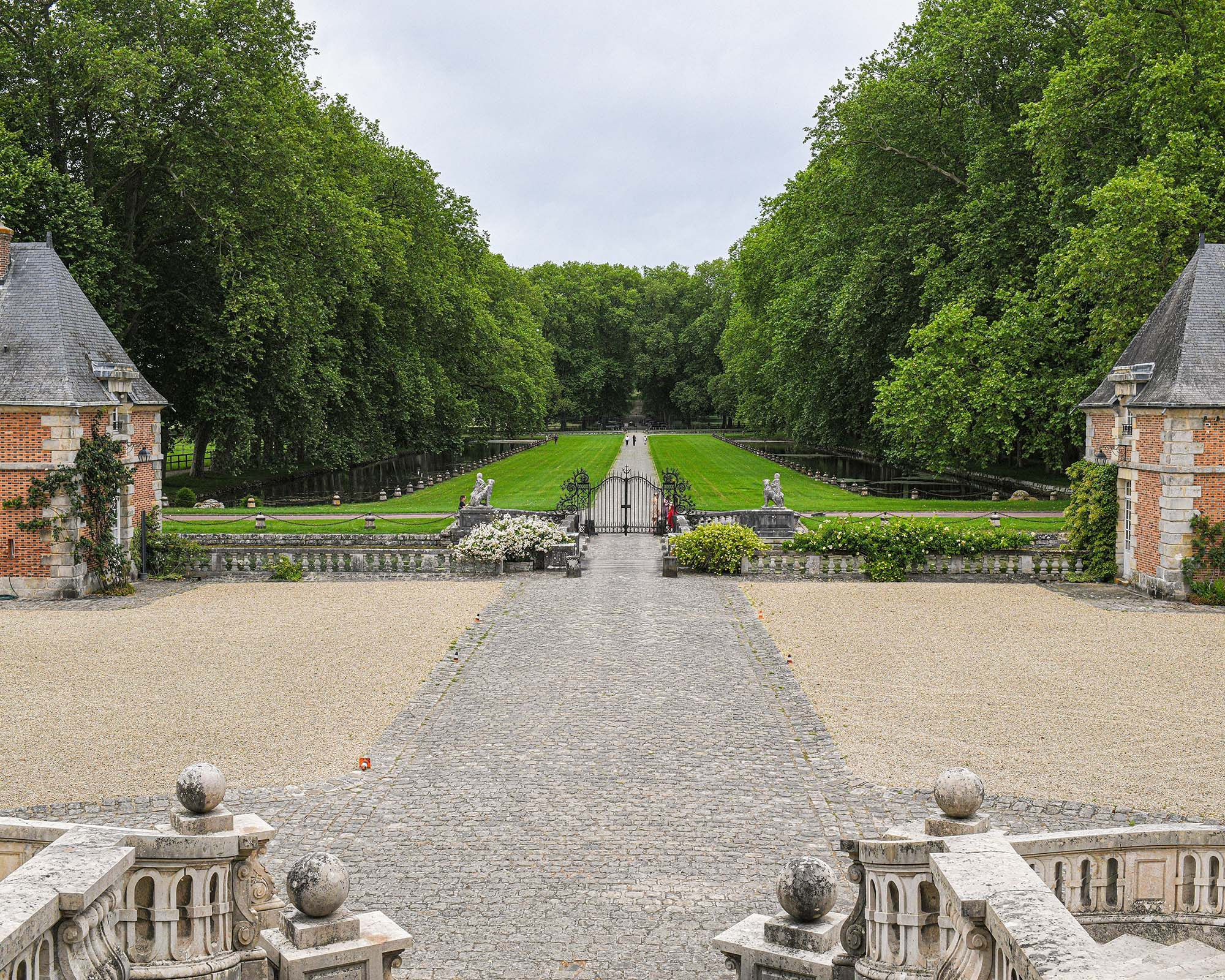 Perspective sur les jardins à la française du Château de Courances près de Paris