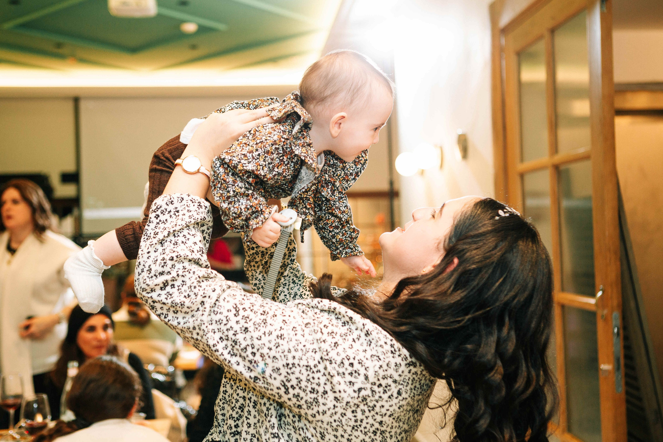 PARTY IN A RESTAURANT WITH THE WHOLE FAMILY. Https://shi-photo.com/