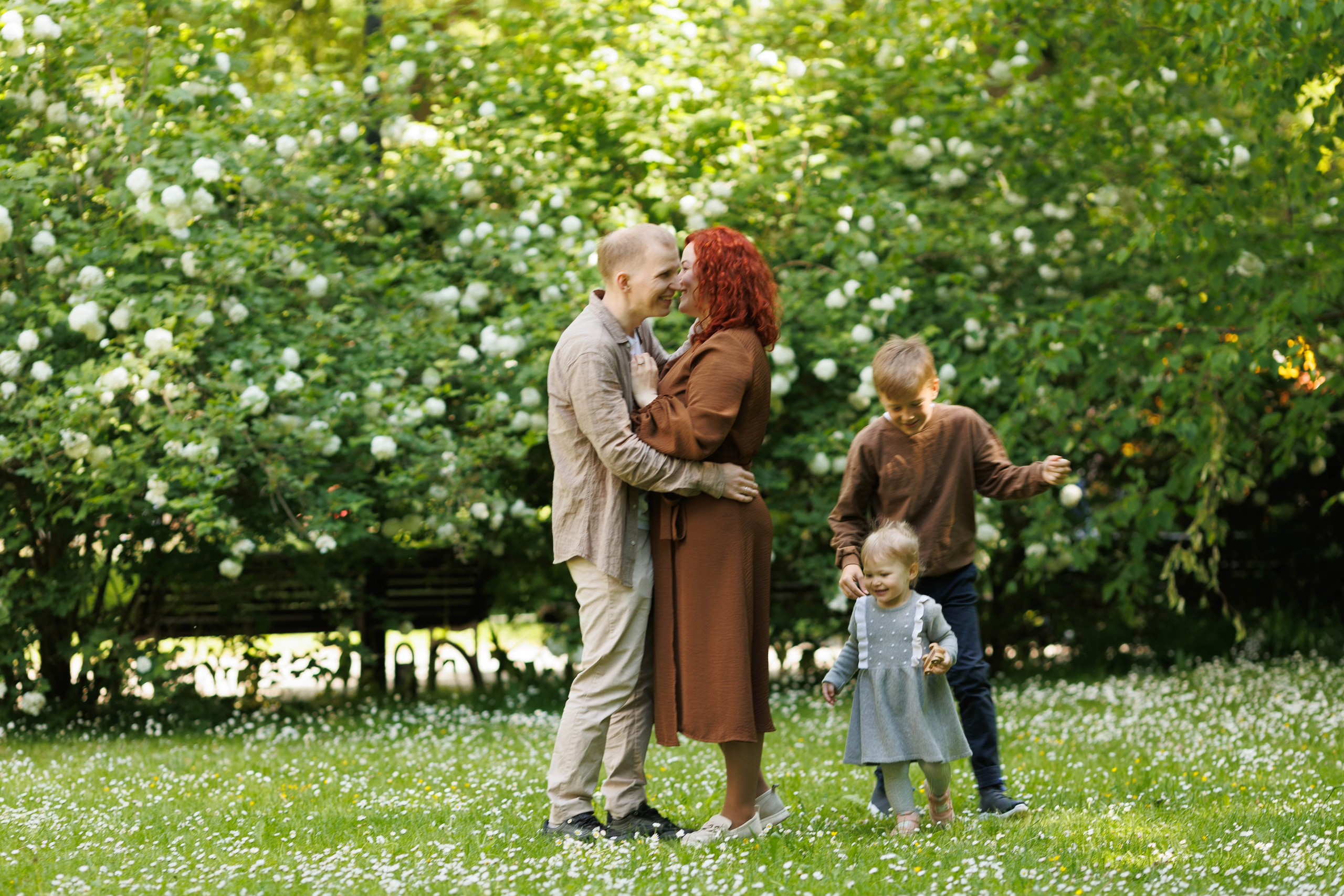 Family walking in the park. Family photographer in Vilnuis Svetlana Naumova