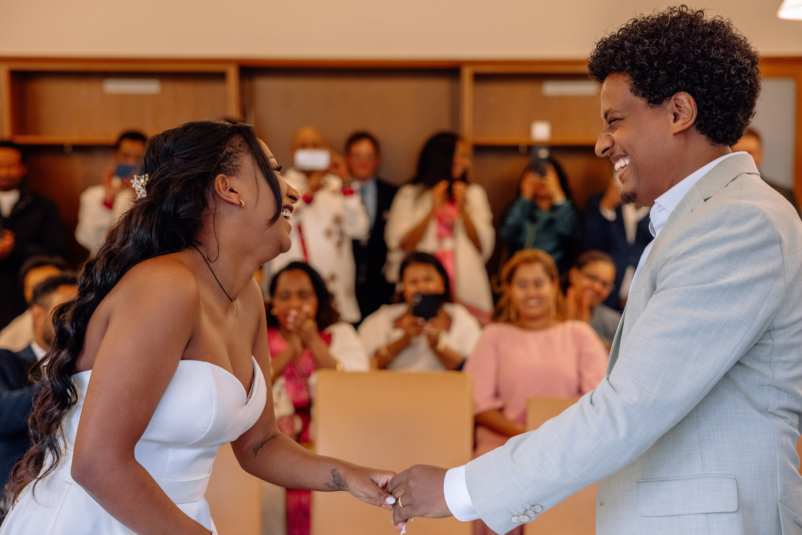 Braut lächelt im Standesamt Mandlstraße 14 – liebevoller Blick