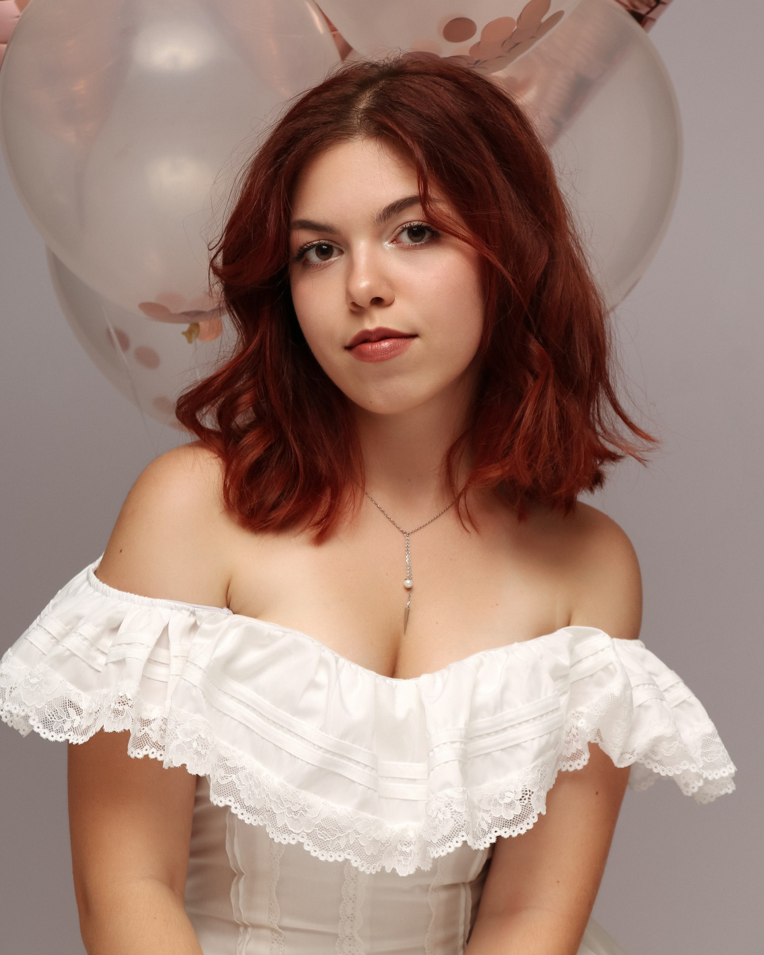 Fashion-Portrait einer Frau mit Puppenausstrahlung in heller Umgebung