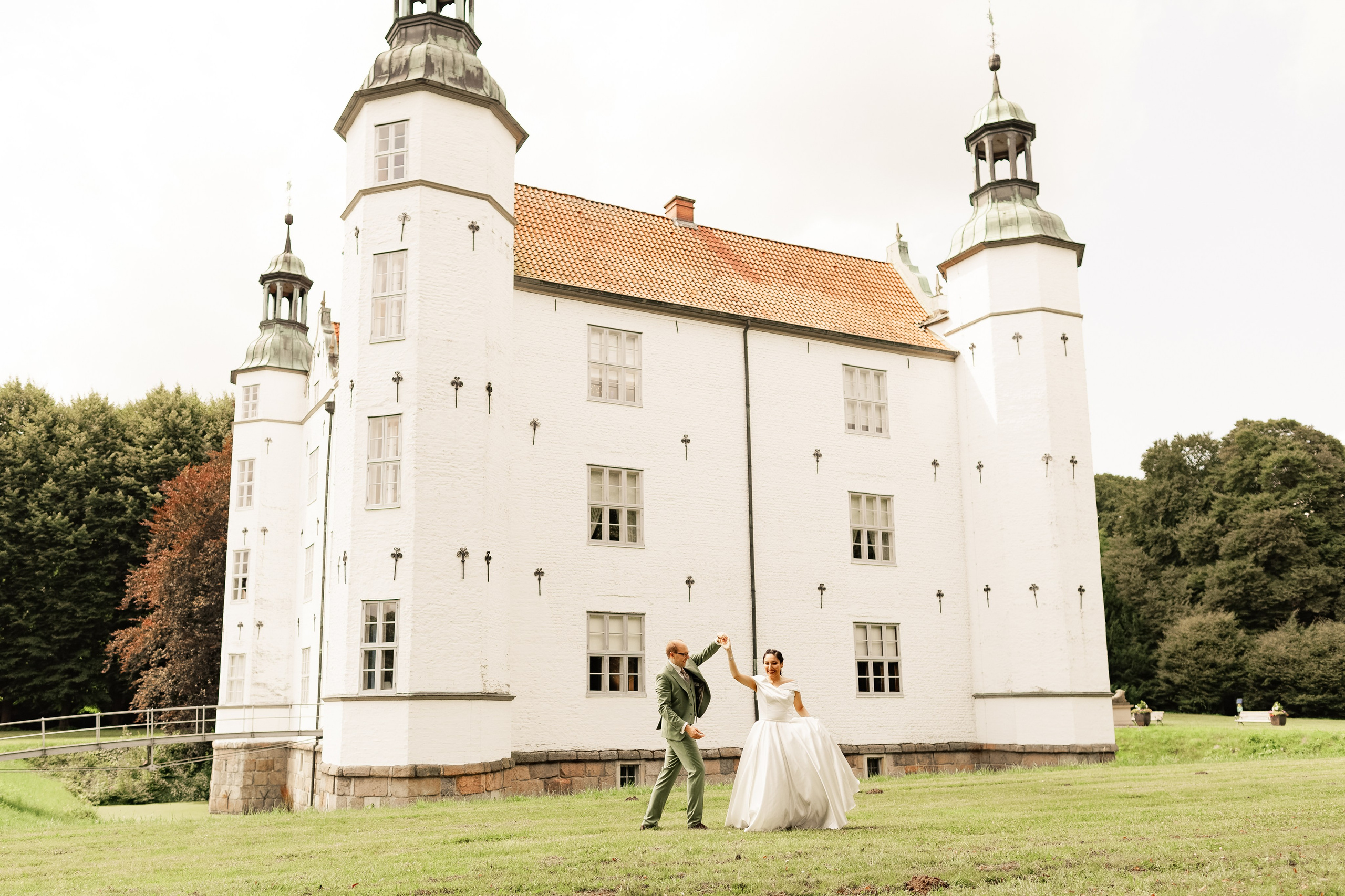 Hochzeitsfotografie im Schloss Ahrensburg | Zeitlose Eleganz in Schleswig-Holsteins Gärten. Hochzeitsfotograf und Hochzeitsvideograf aus Hamburg | Roka21Film