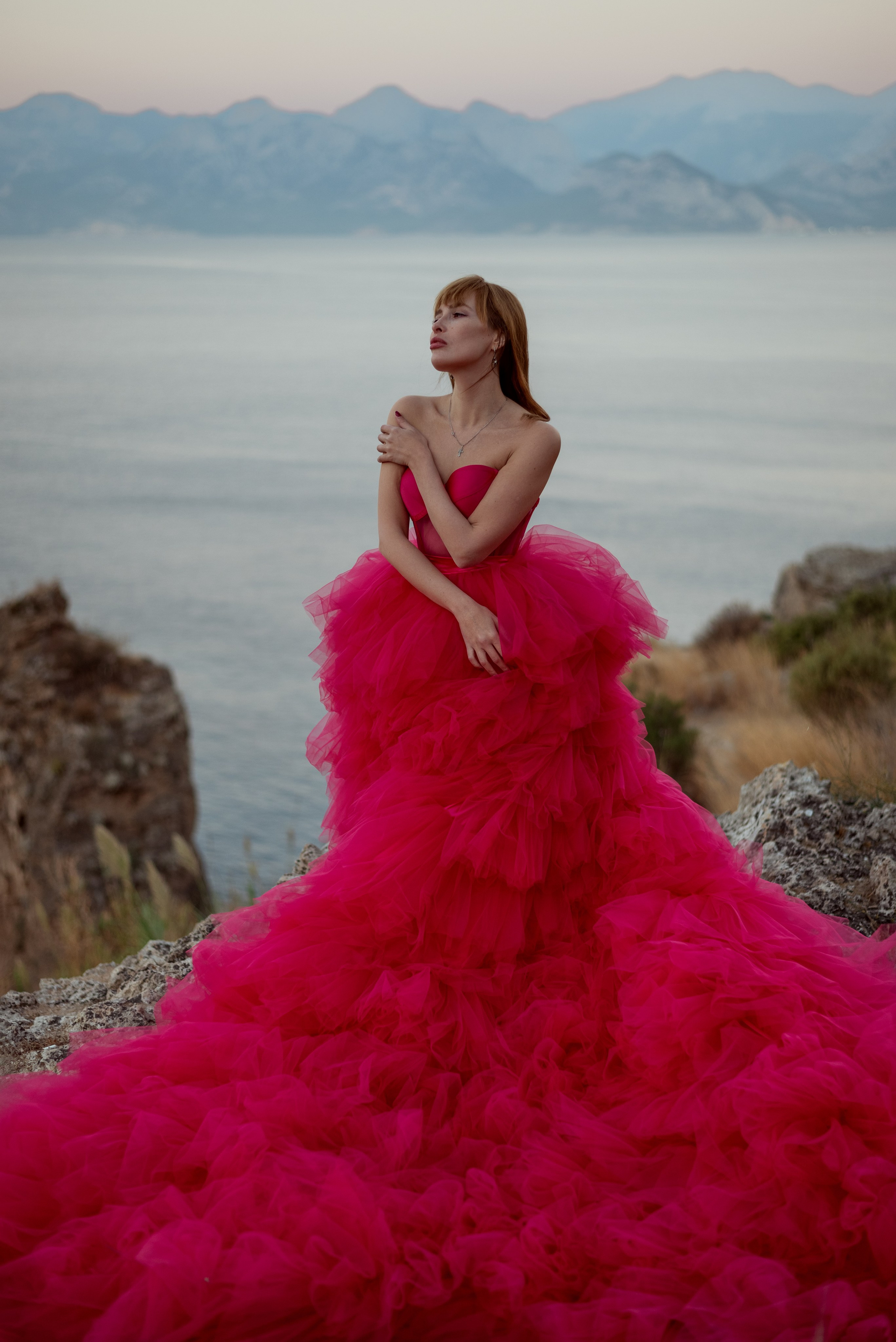 Фотосессия девушки на скалах с видом на море Анталия