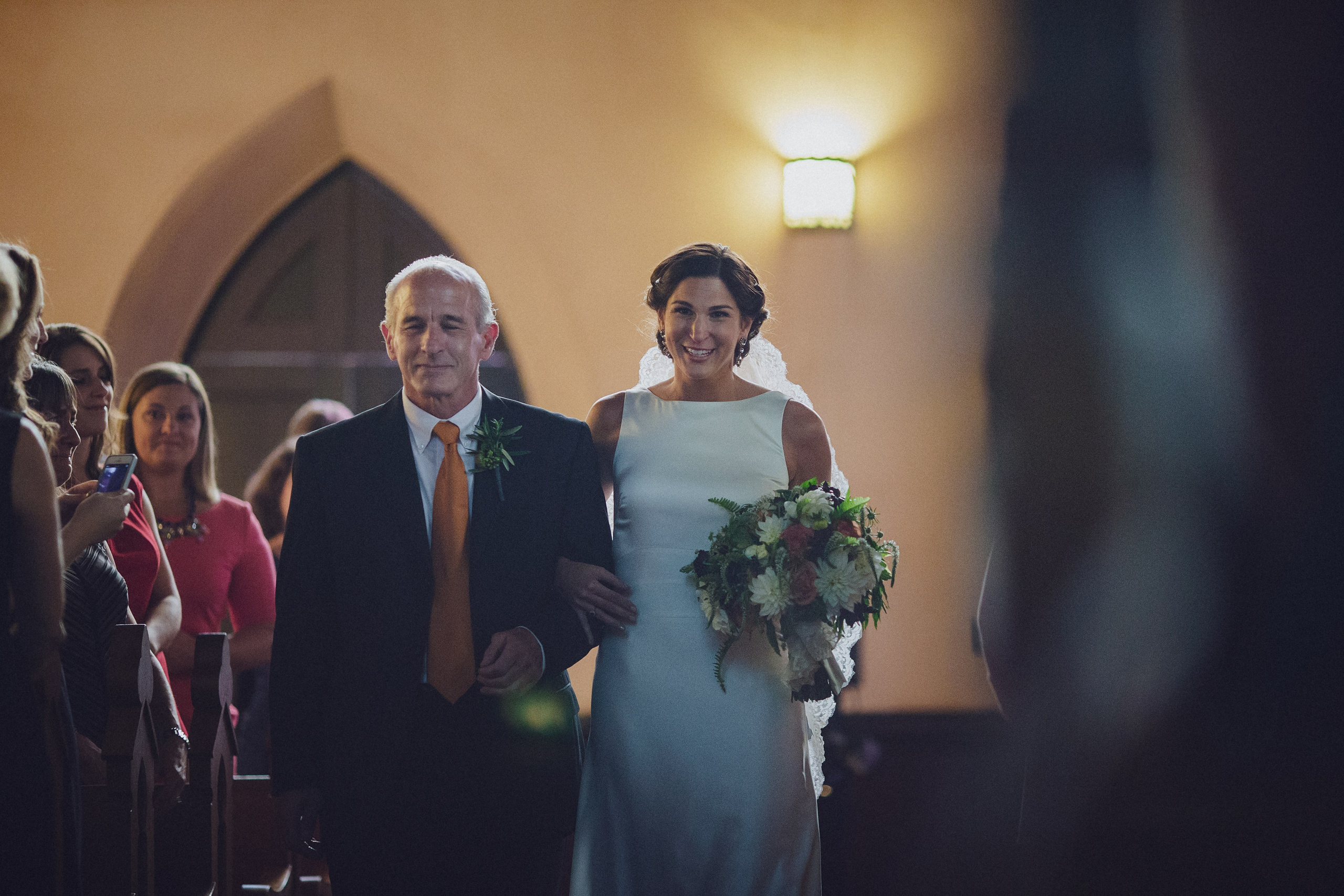 Фотограф в Ирландии Дублин свадьба отец невеста улыбка церковь гости фотки топ свадебных фотографов