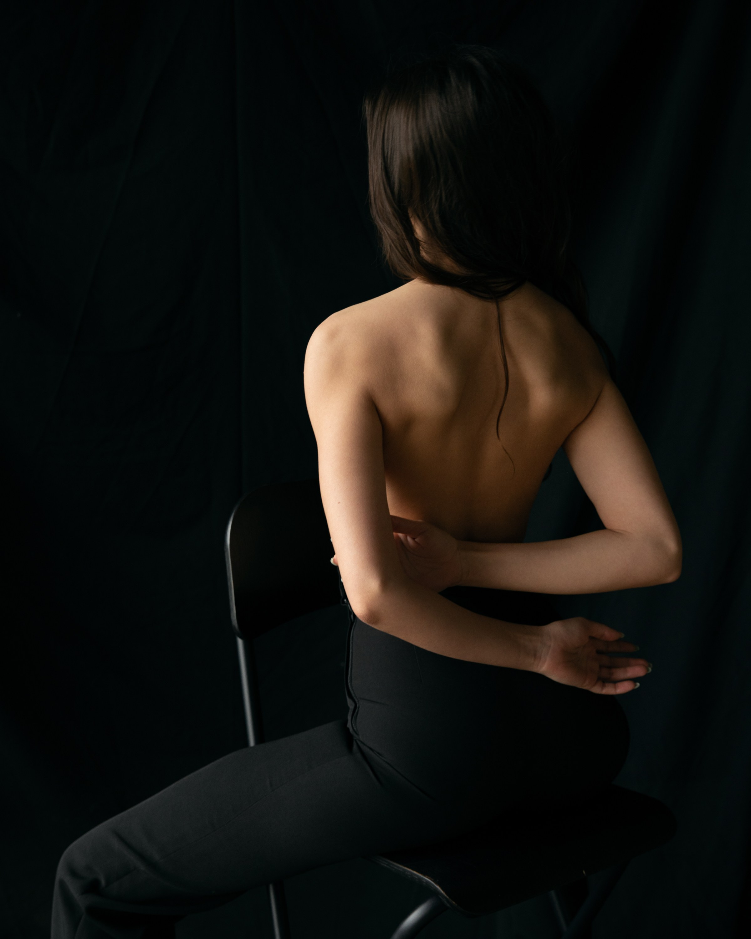 Sanfte Stärke | Minimalistische Portraitfotografie Indoor. Hochzeitsfotograf Bodensee & Allgäu | Liliana Berkut