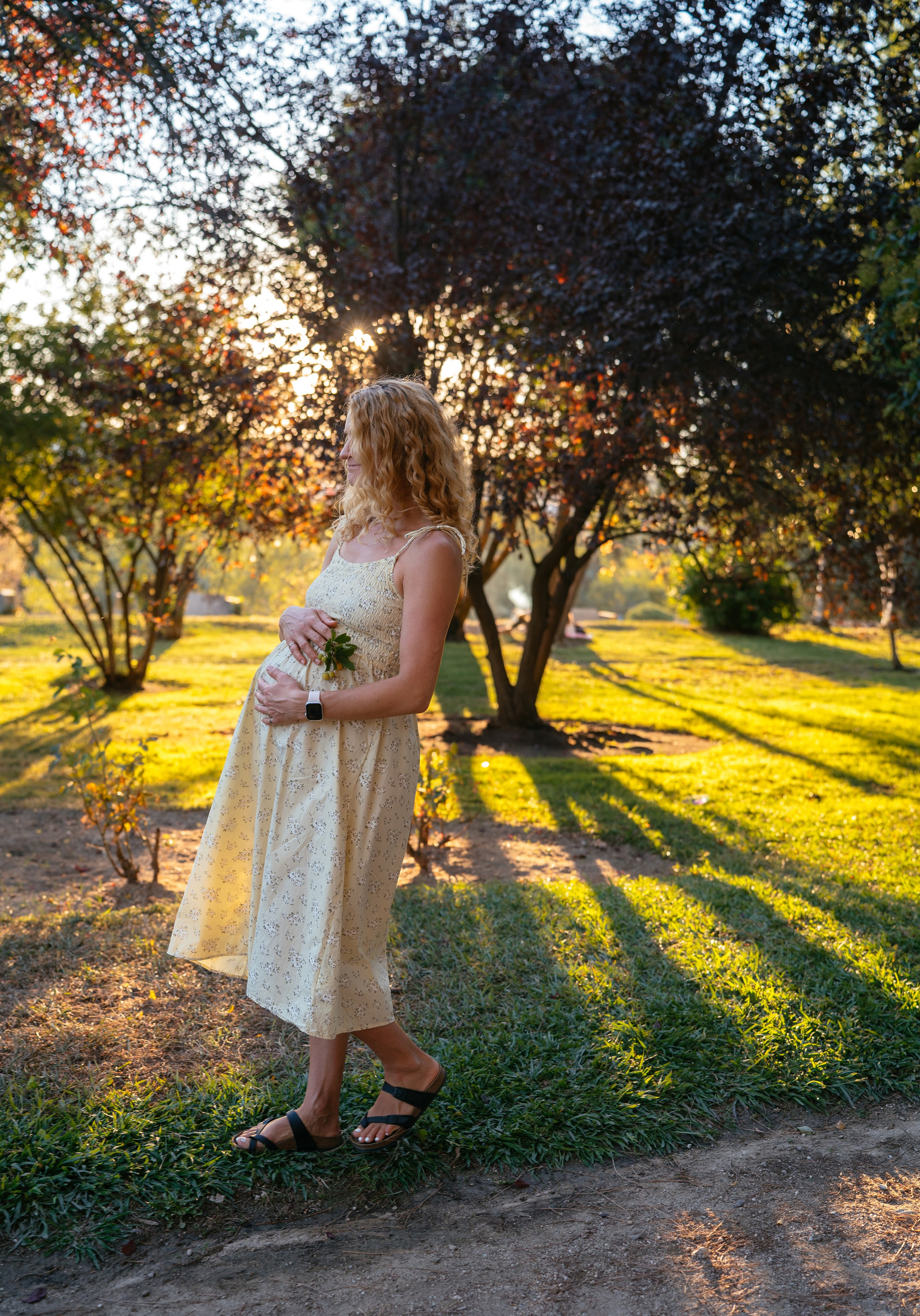 Candid pregnancy photoshoot in the park. Photographer in Madrid, Spain. Alyona Belyaninova