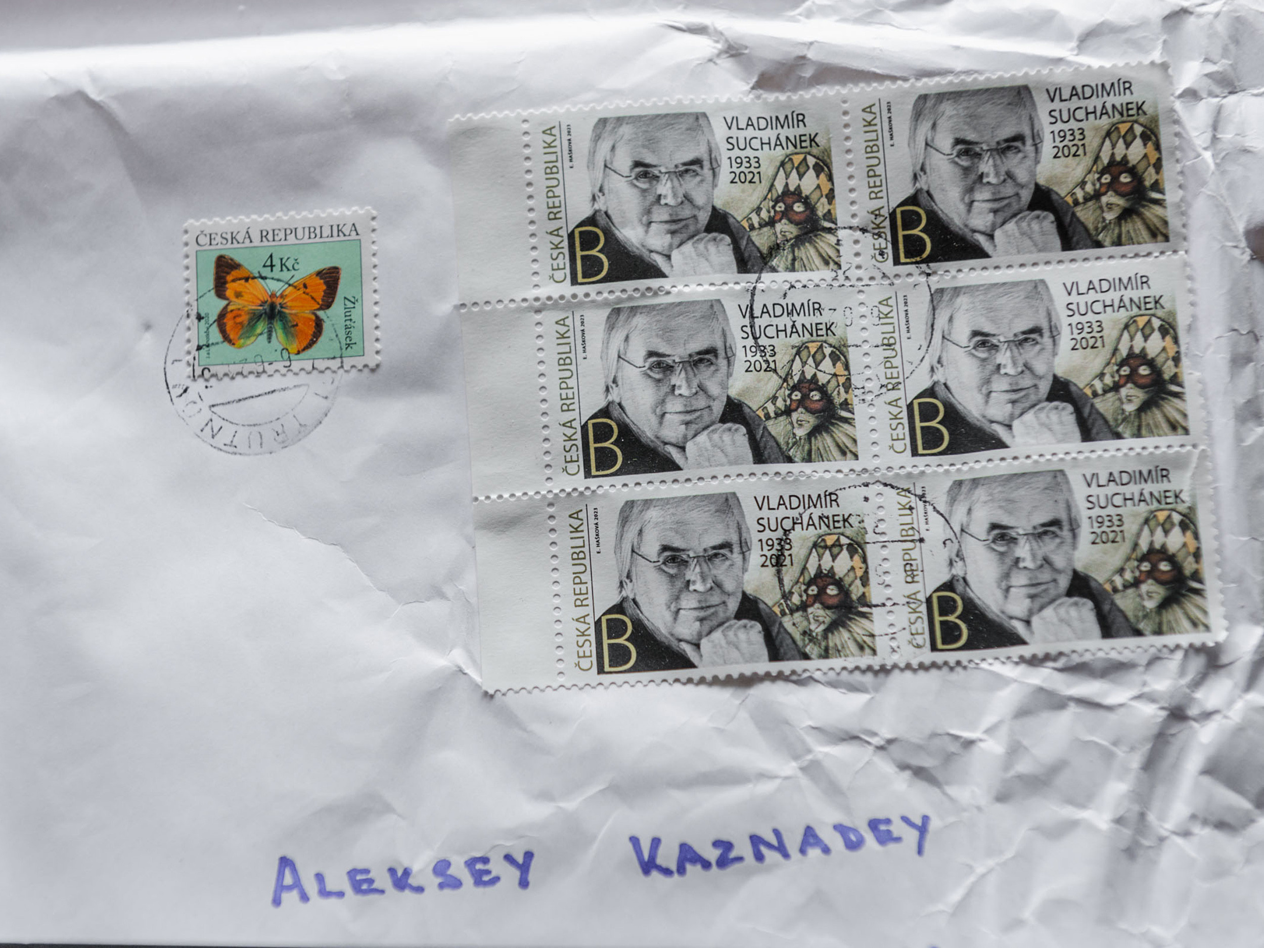 Марки, почтовые печати и ручная подпись Aleksey Kaznadey на мятом конверте.