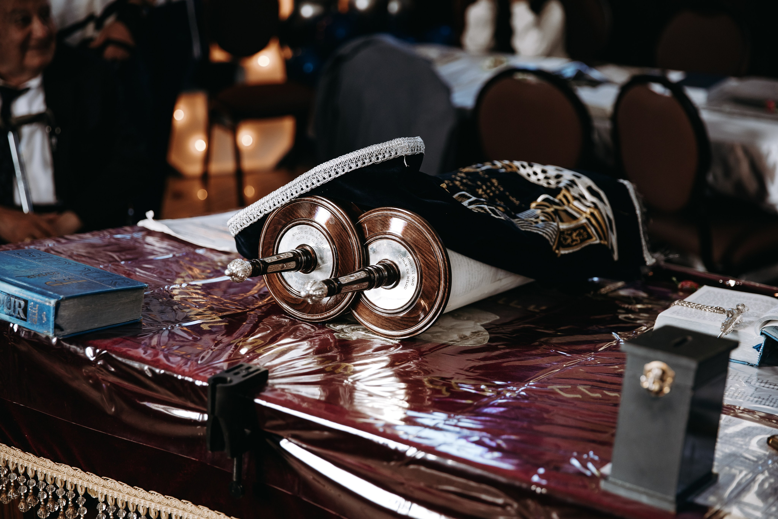 Bar Mitzvah ceremony moment with family in synagogue Toronto. Bat Mitzvah reading ceremony captured with emotional moments. Jewish Bar Mitzvah ceremony photography with family traditions.Праздник / вечеринка